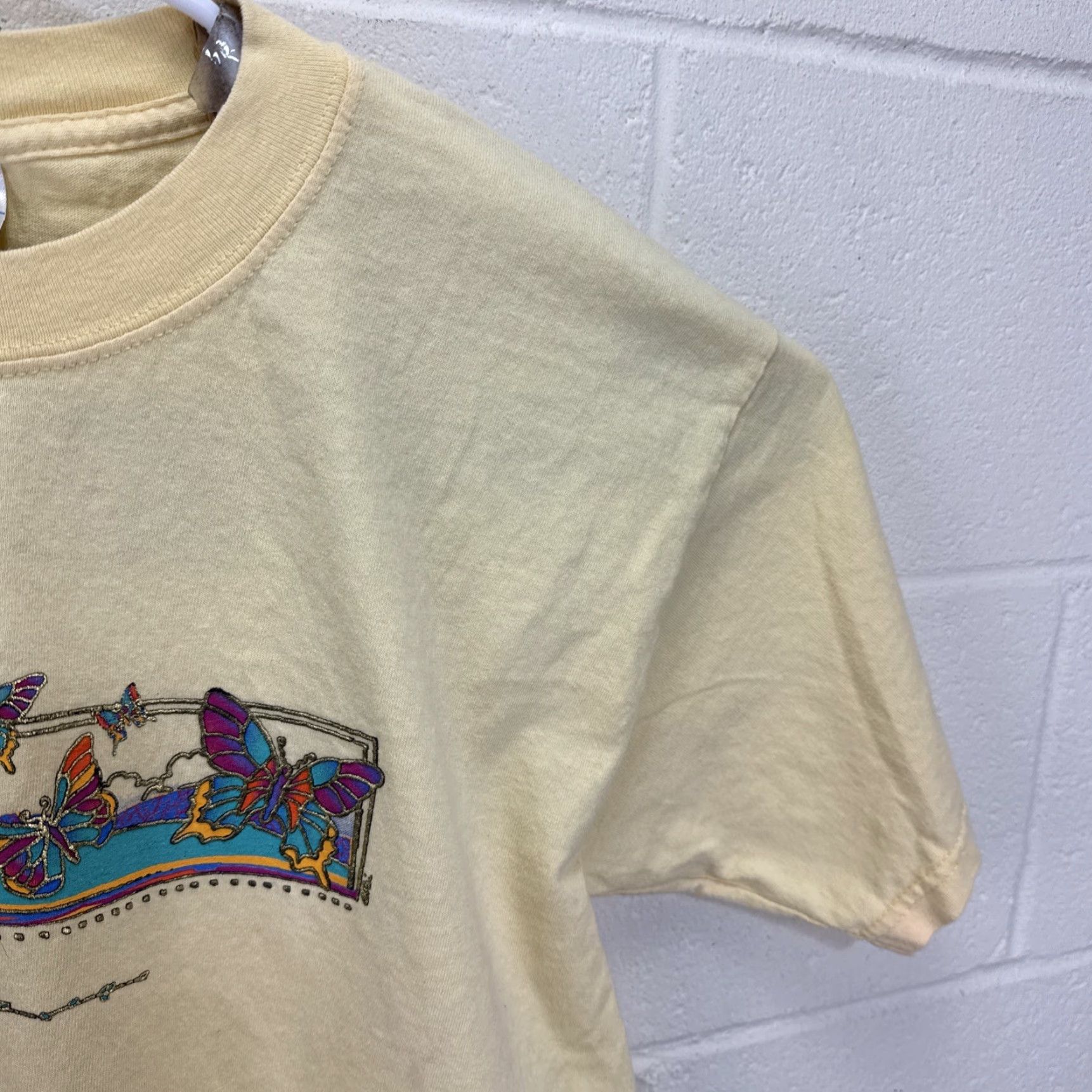 Gildan VINTAGE Butterflies Nature T Shirt Large Yellow Gildan Cotton Short Sleeve Crew Neck 90s Art Tee Unisex Adults Mens Womens Size US L / EU 52-54 / 3 - 6 Thumbnail