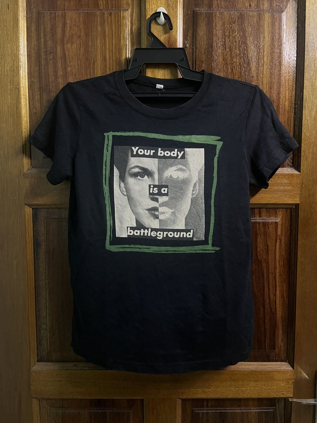 Uniqlo Barbara Kruger x Uniqlo “Your Body is a Battleground” Size S / US 4 / IT 40 - 1 Thumbnail