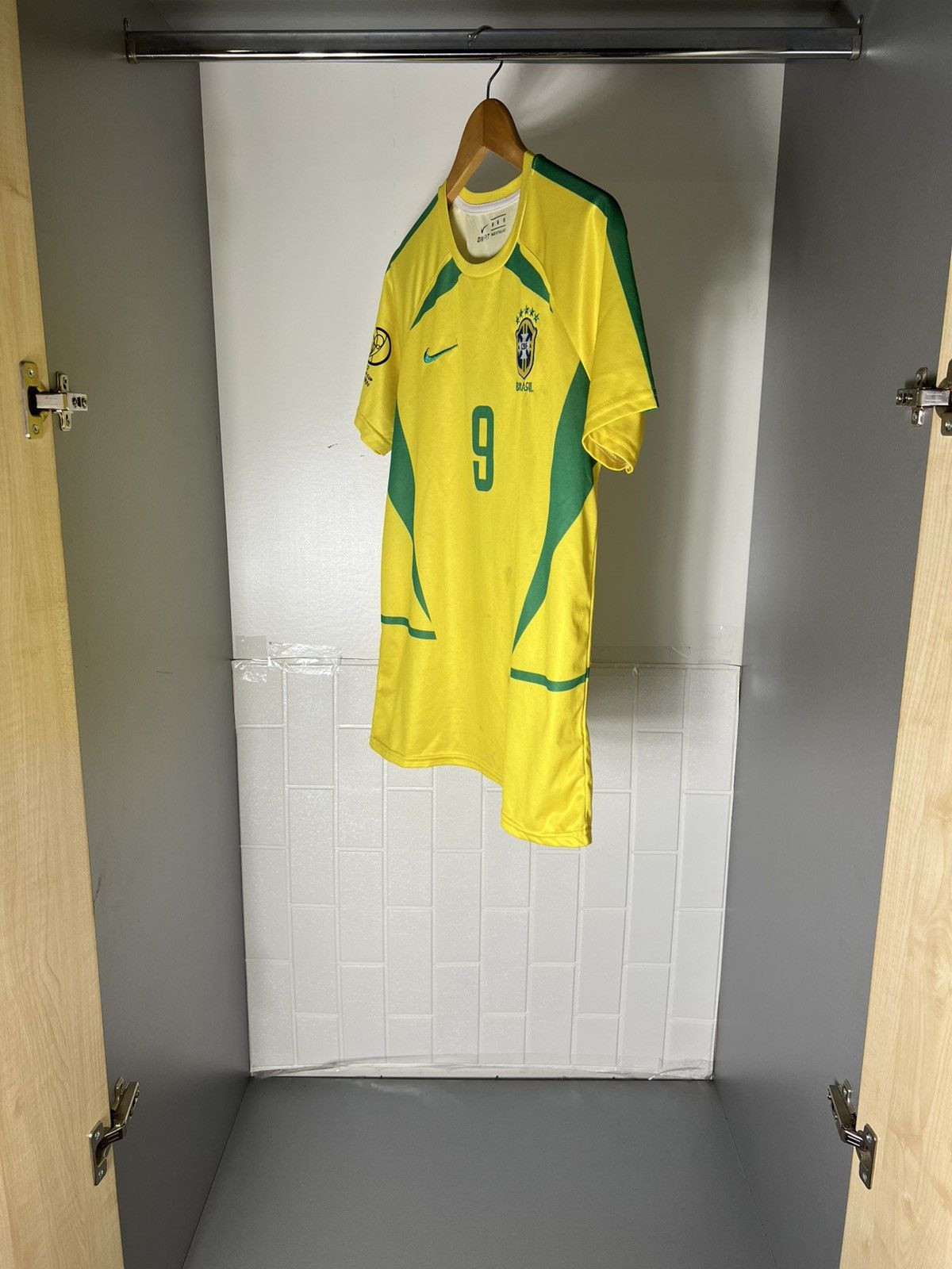 Vintage VERY RARE BRAZIL RETRO SOCCER JERSEY RONALDO BLOKE Y2K 90s Size US M / EU 48-50 / 2 - 13 Thumbnail
