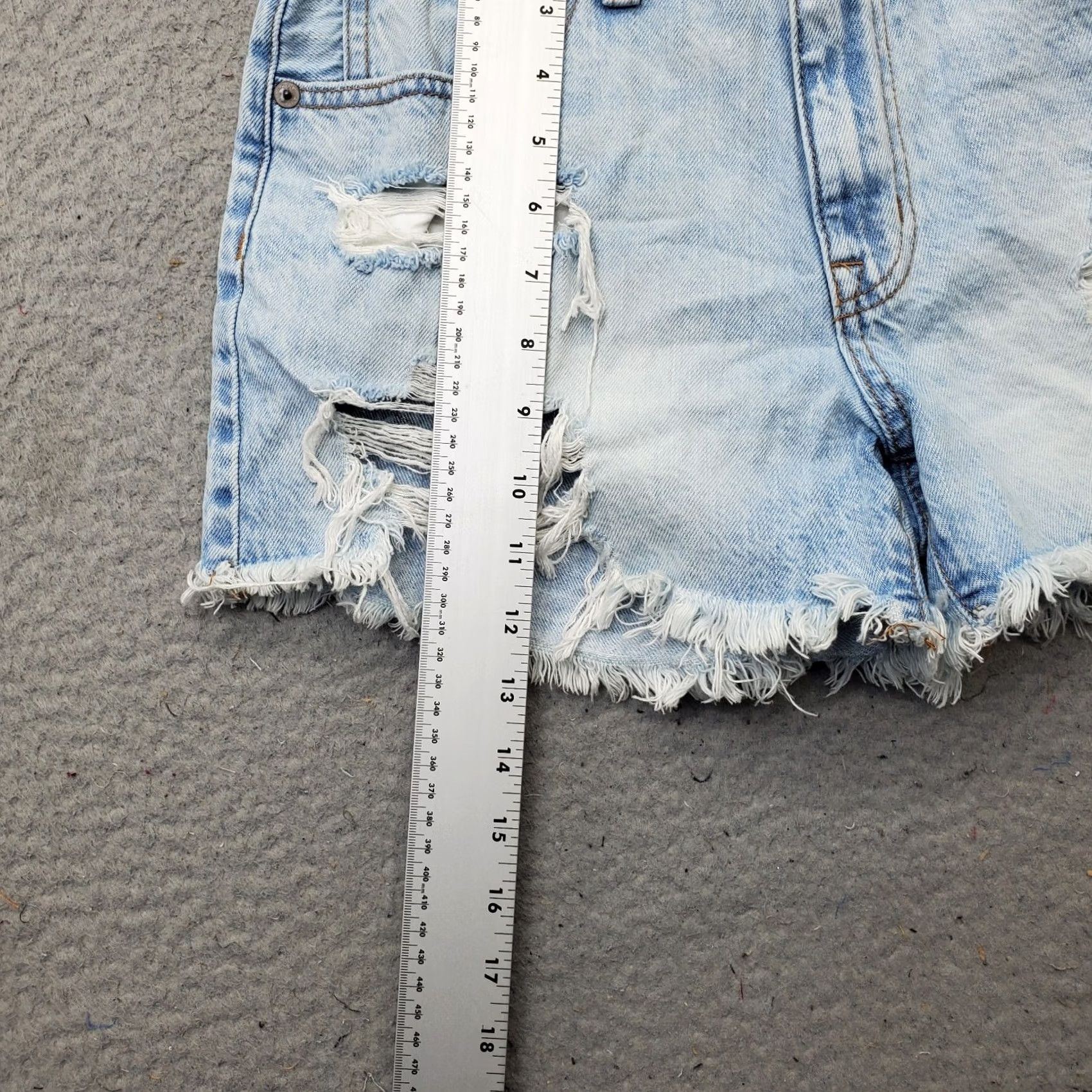 Vintage Aéropostale Womens 4 Blue 90s Cut-Off Jean Shorts Distressed Light Wash Denim Shorts Size 27" / US 4 / IT 40 - 3 Thumbnail