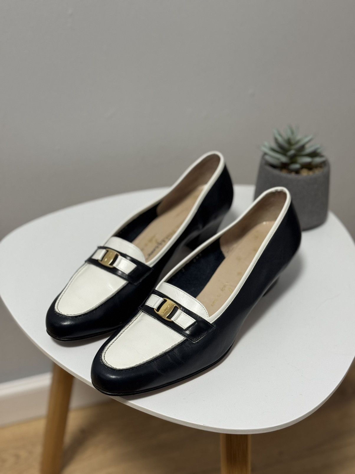 Salvatore Ferragamo SALVATORE FERRAGAMO Varina Leather Flat Black/White Size 9 Size US 9 / IT 39 - 1 Thumbnail