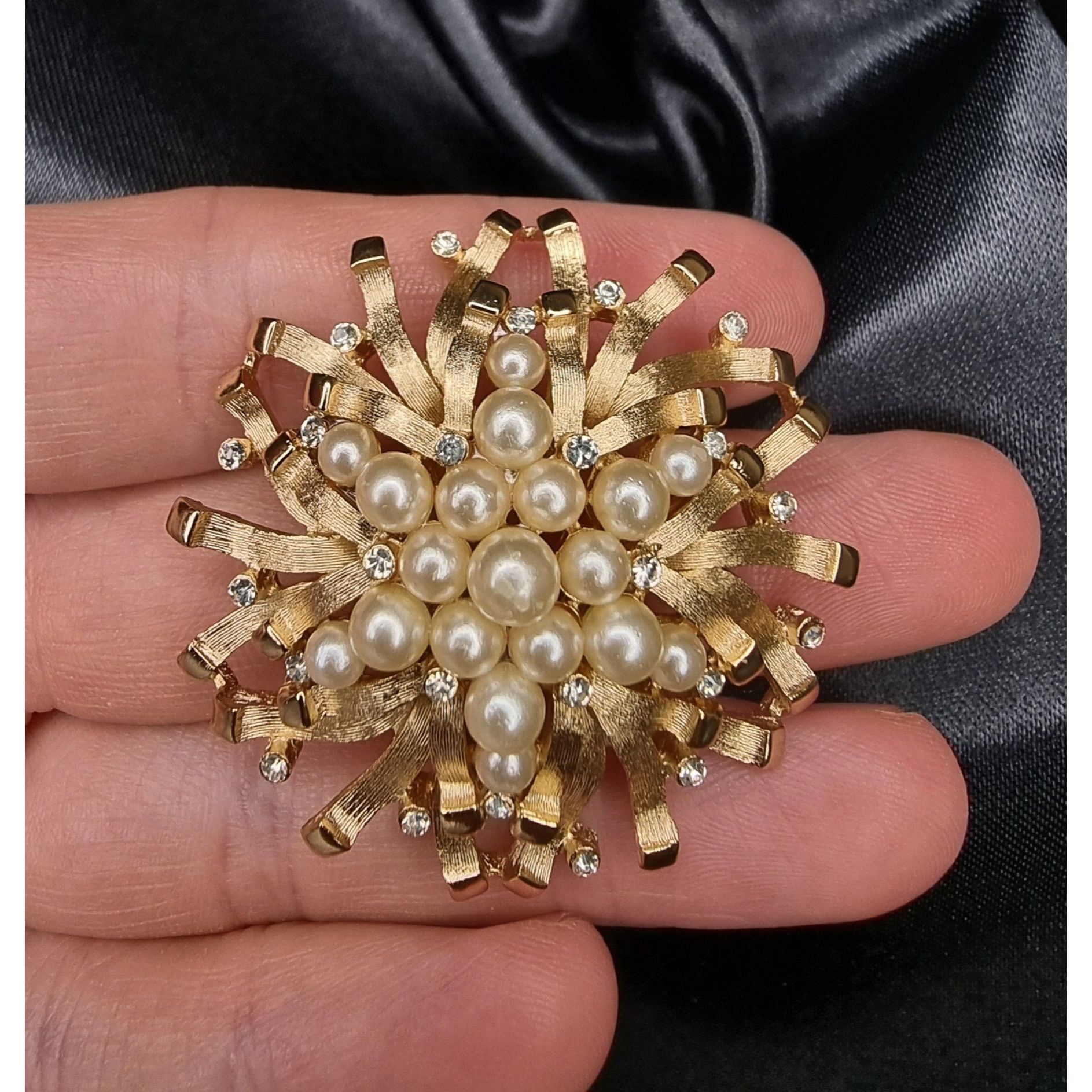 Vintage Vintage 1960s Trifari Gold-Tone Brooch W/ Faux Pearls & Rhin Size ONE SIZE - 4 Thumbnail