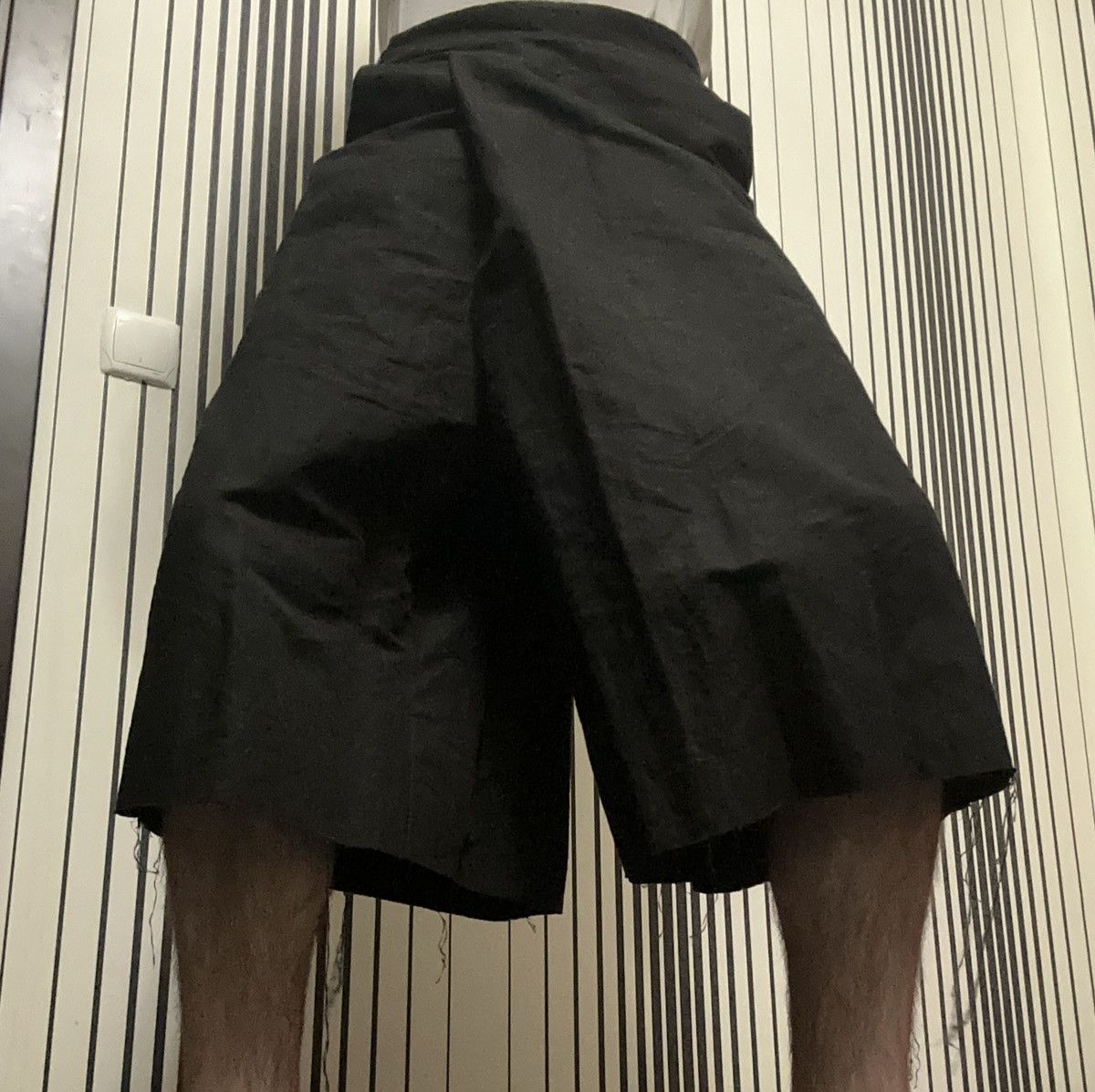 Julius 🪭2009 Julius CANON 2 Japan Asymmetrical Dark Shorts/Pants Size US 28 / EU 44 - 11 Thumbnail