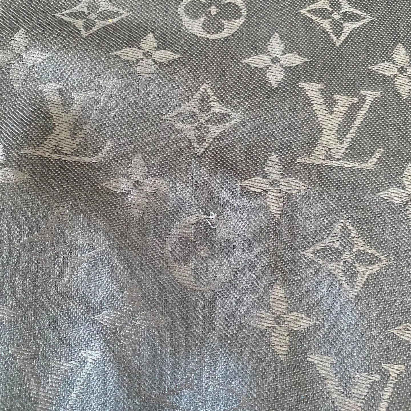 Louis Vuitton LV Women's Square Scarf Shawl. Size ONE SIZE - 7 Thumbnail