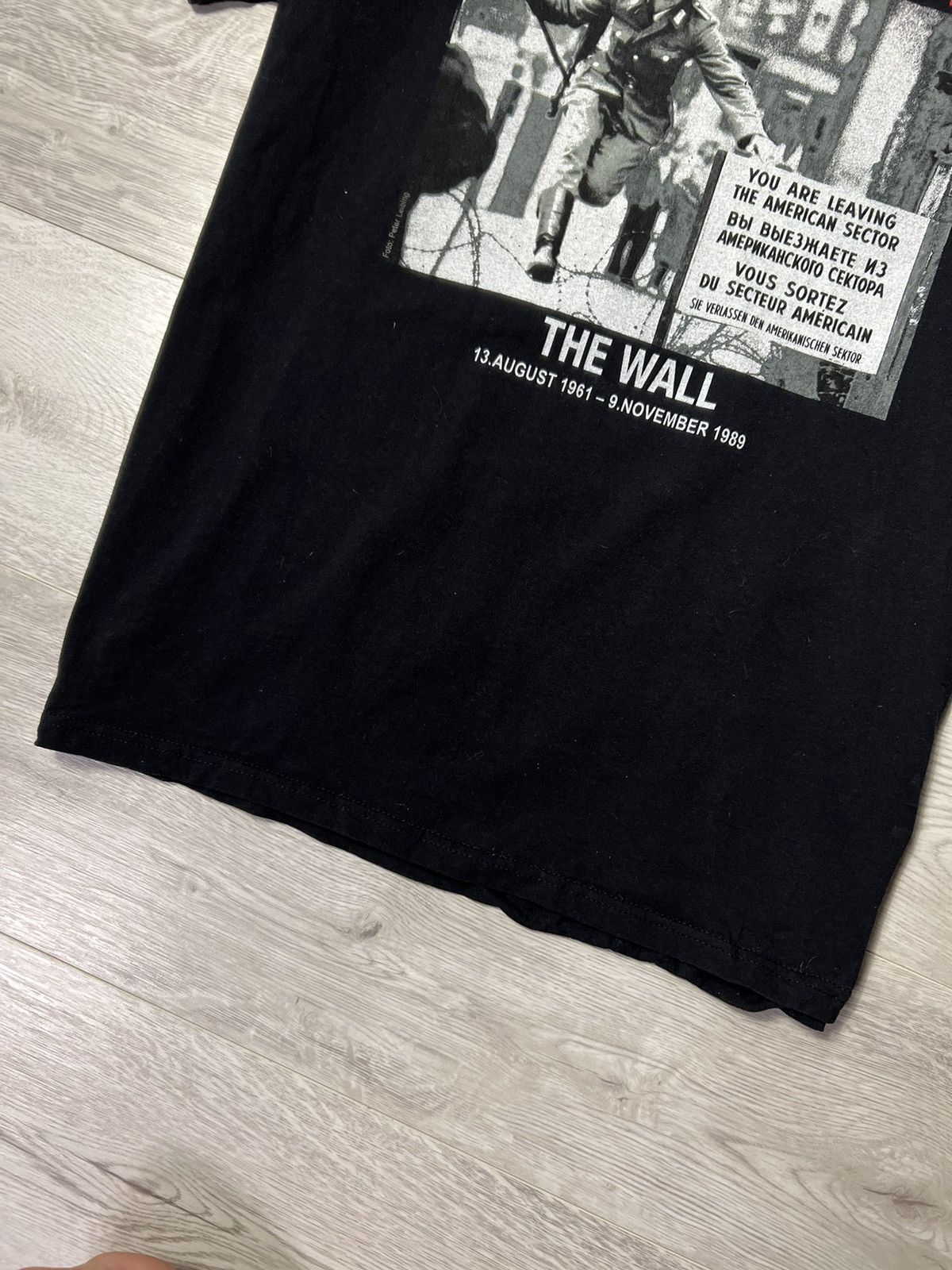 Other × Vintage Vintage Berlin The Wall Army Tee (photo: Peter Leibing) Size US L / EU 52-54 / 3 - 4 Thumbnail