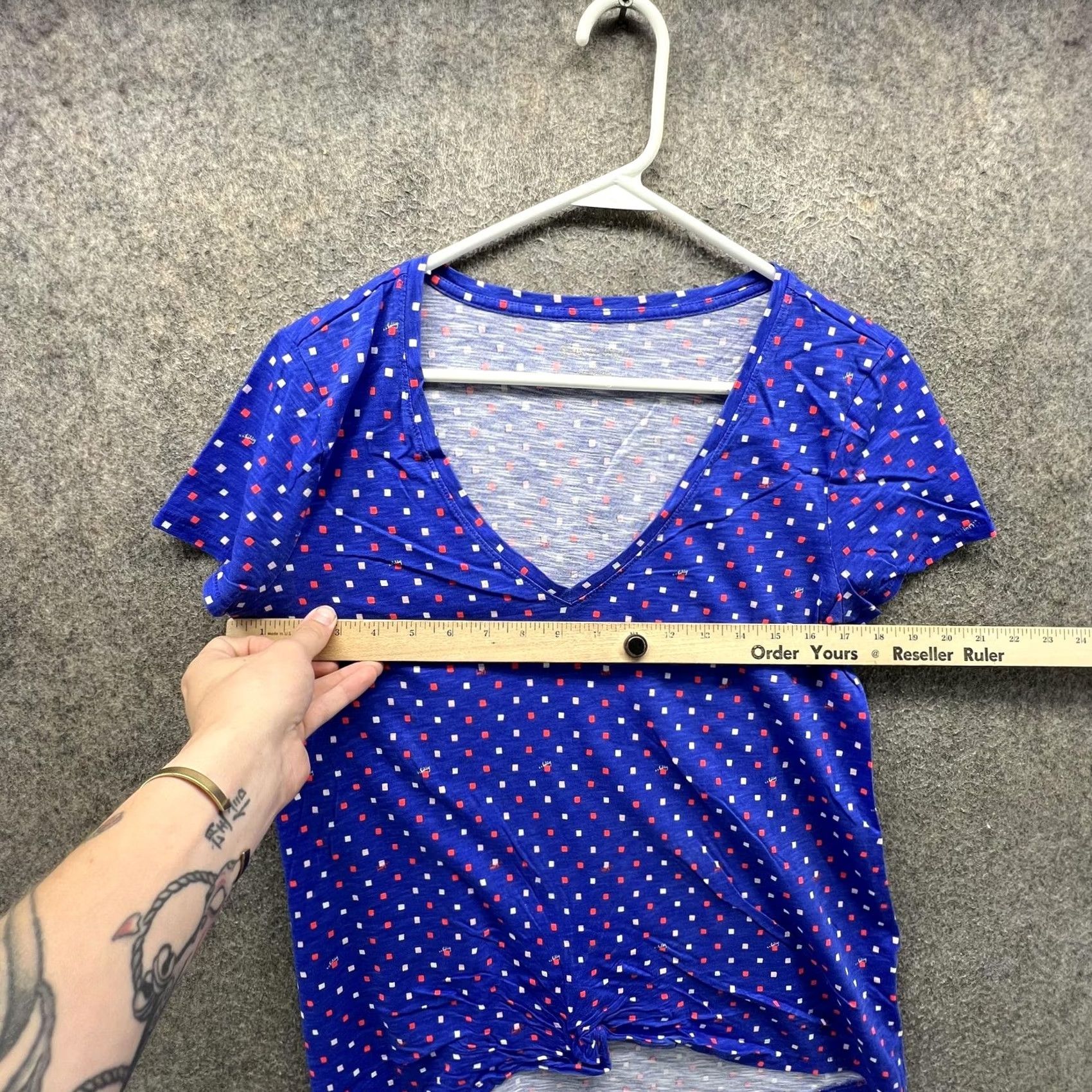 Lilly Pulitzer Lilly Pulitzer Shirt Womens Small Blue Geometric V Neck Short Sleeve Jersey Knit Size S / US 4 / IT 40 - 4 Thumbnail
