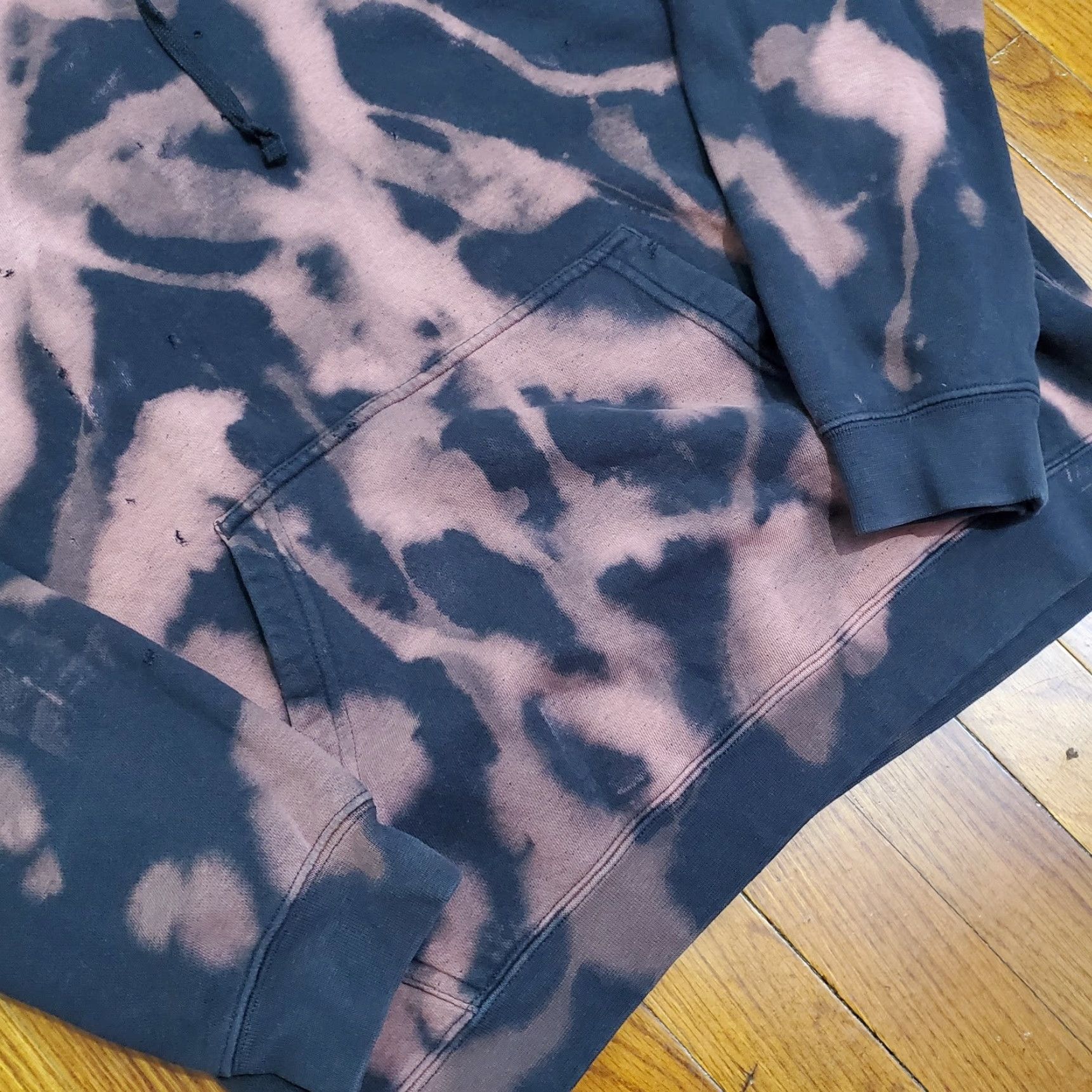 Nike VINTAGE Nike Swoosh Custom Bleach Tie-dye Hoodie Sweatshirt Upcycled Reworked Sz Medium Size US M / EU 48-50 / 2 - 4 Thumbnail