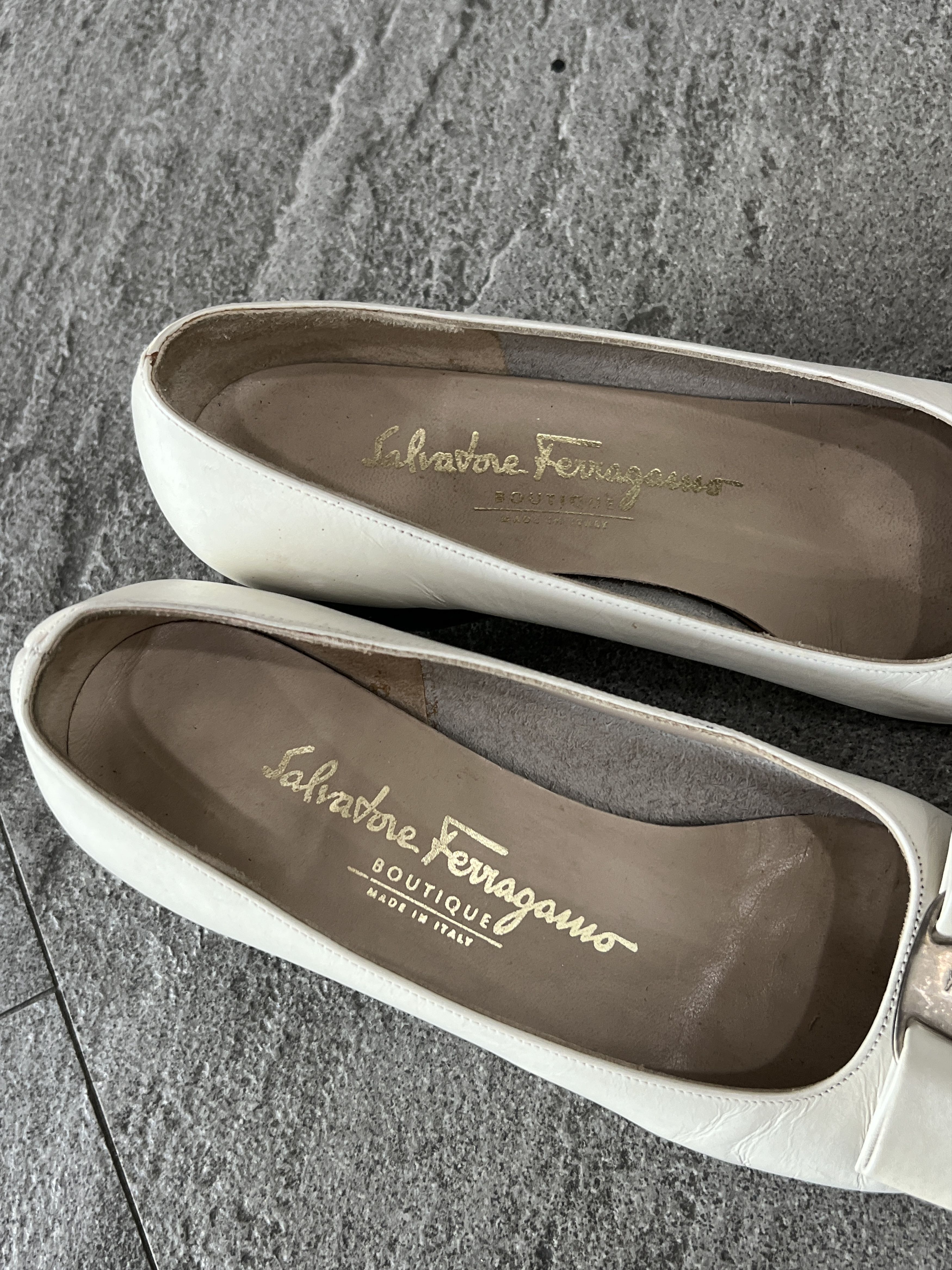 Salvatore Ferragamo Ferragamo Vara Bow Pumps Cream Leather Heels 5C Size US 5 / IT 35 - 9 Thumbnail