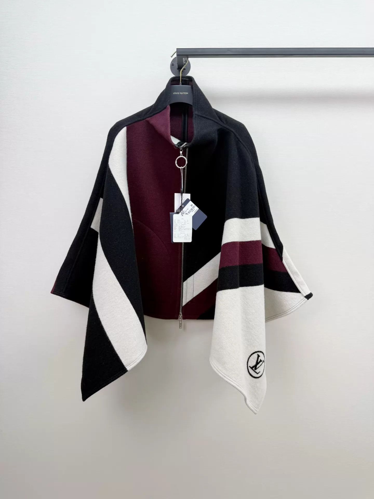 Louis Vuitton Louis Vuitton Authentic Cashmere Cape Shawl NWTS Size 34 Size XS / US 0-2 / IT 36-38 - 1 Thumbnail