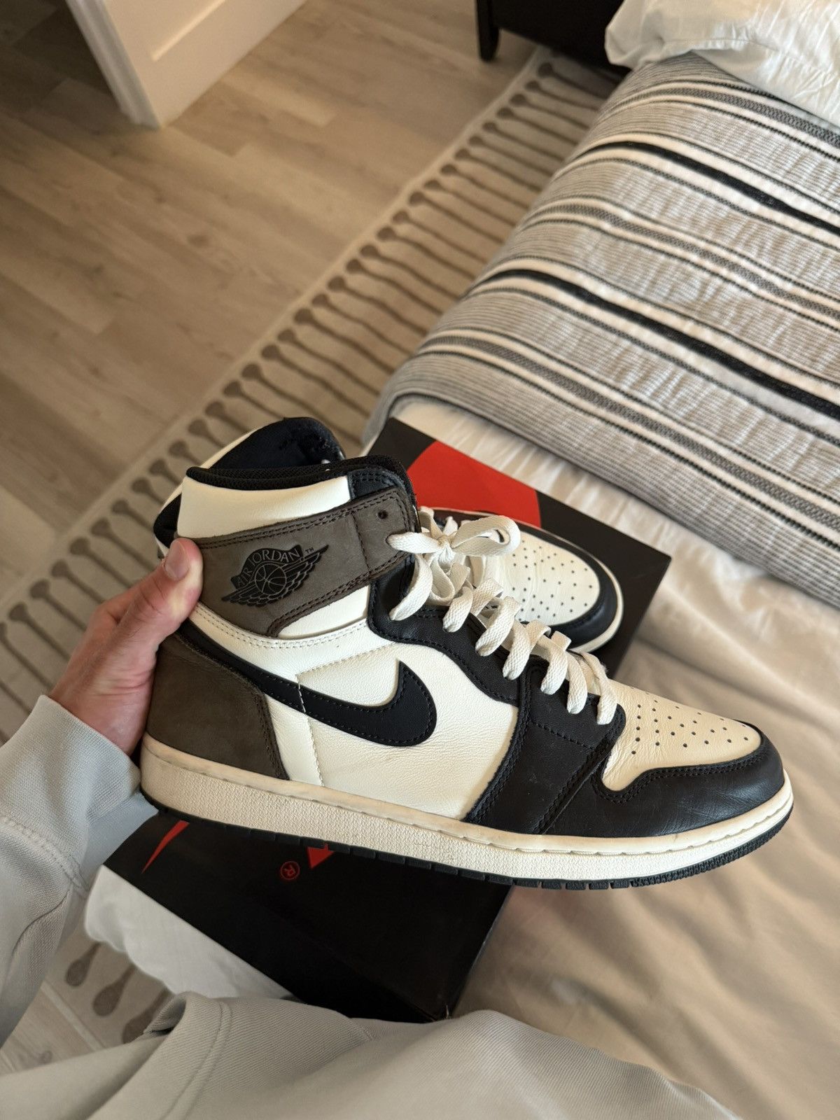 Jordan Brand Air Jordan 1 Retro High OG “Mocha” Size US 11.5 / EU 44-45 - 10 Thumbnail
