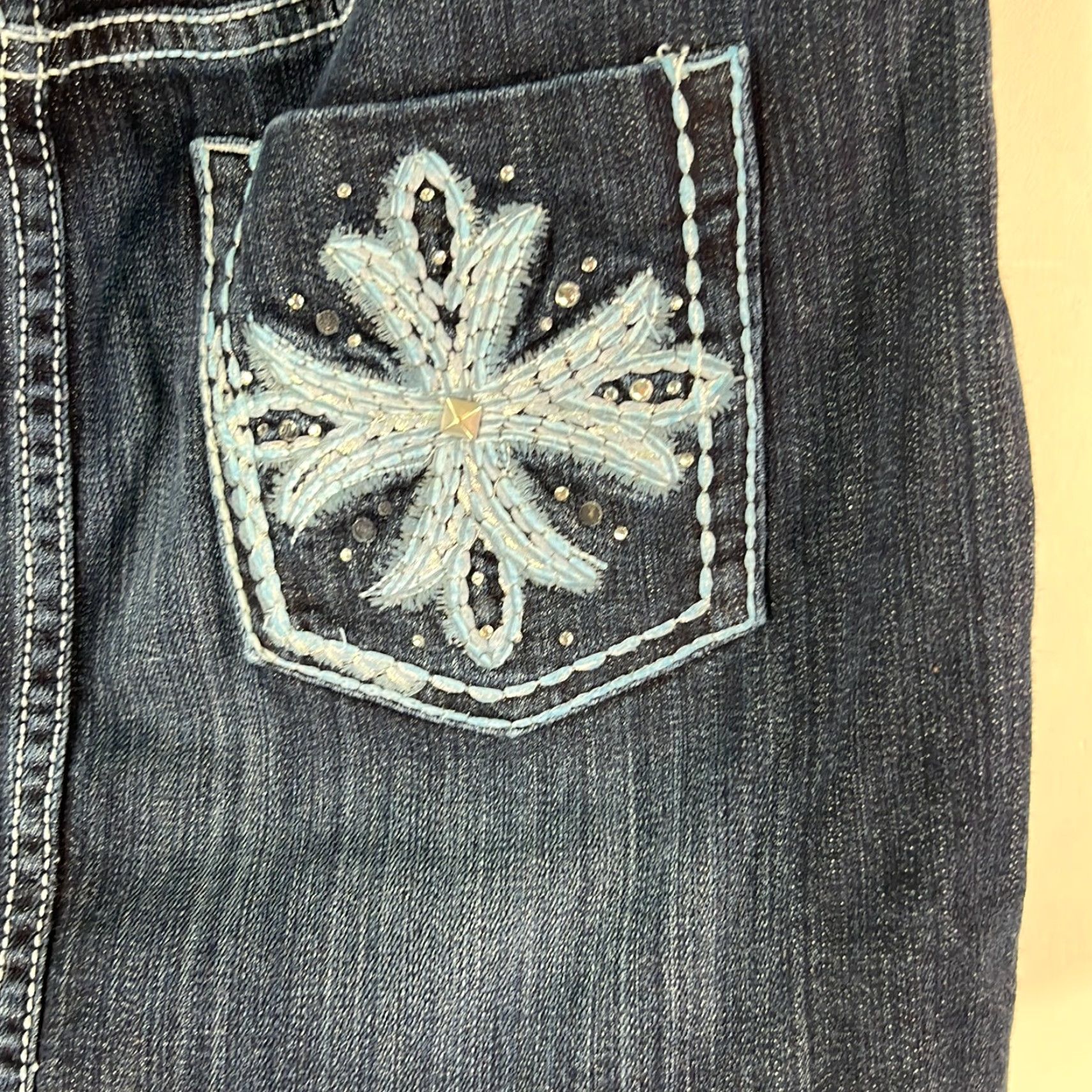 Vintage Maurices Skirt Mini Denim Blue 7/8R Adult Women Casual Embroidered Flat Front Stretch 98% Cotton 2% Spandex Size 28" / US 6 / IT 42 - 3 Thumbnail