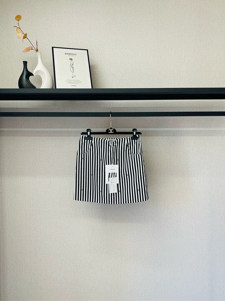 Chanel Chanel Beach black and white striped hot diamond skirt 2504 Size 24" / US 00 / IT 34 - 2 Thumbnail
