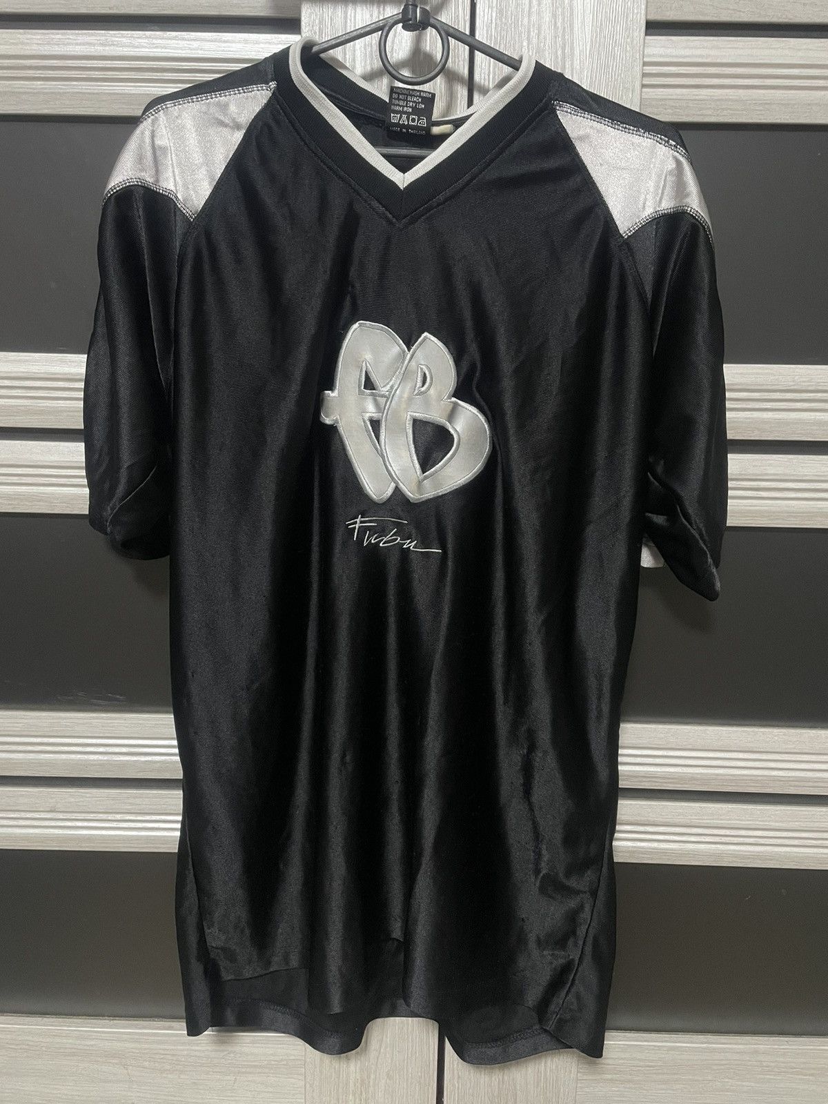 Fubu 90s Vintage Fubu Embroidered Center Logo T Shirt Streetwear Size US XL / EU 56 / 4 - 1 Thumbnail