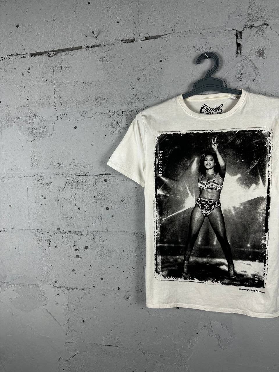 Band Tees × Rihanna × Vintage Rihanna 2012 Vintage T-Shirt Big Logo Size S Size US S / EU 44-46 / 1 - 2 Thumbnail
