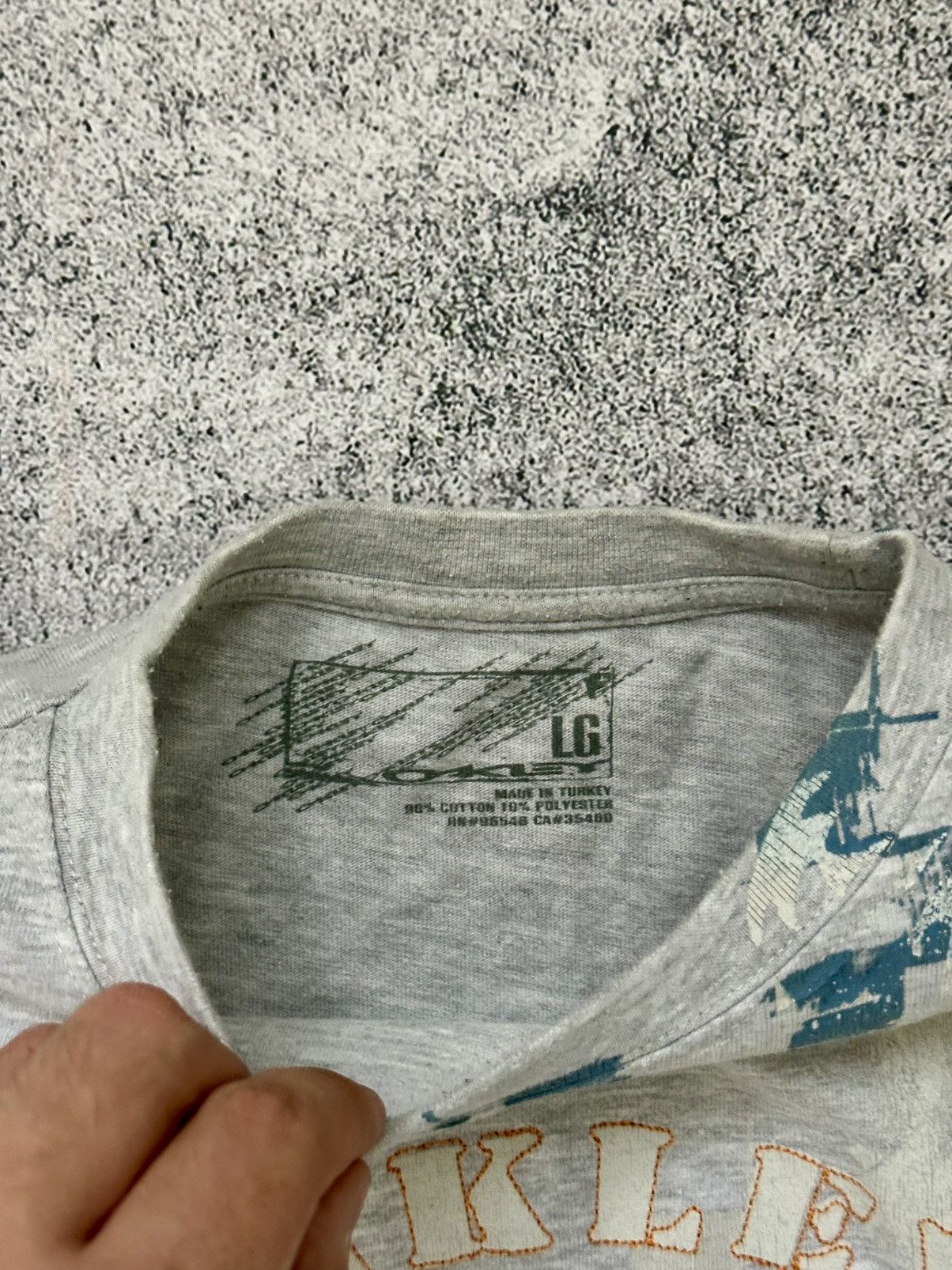 Oakley Vintage Oakley Long Sleeve Centre Logo Size US L / EU 52-54 / 3 - 9 Thumbnail