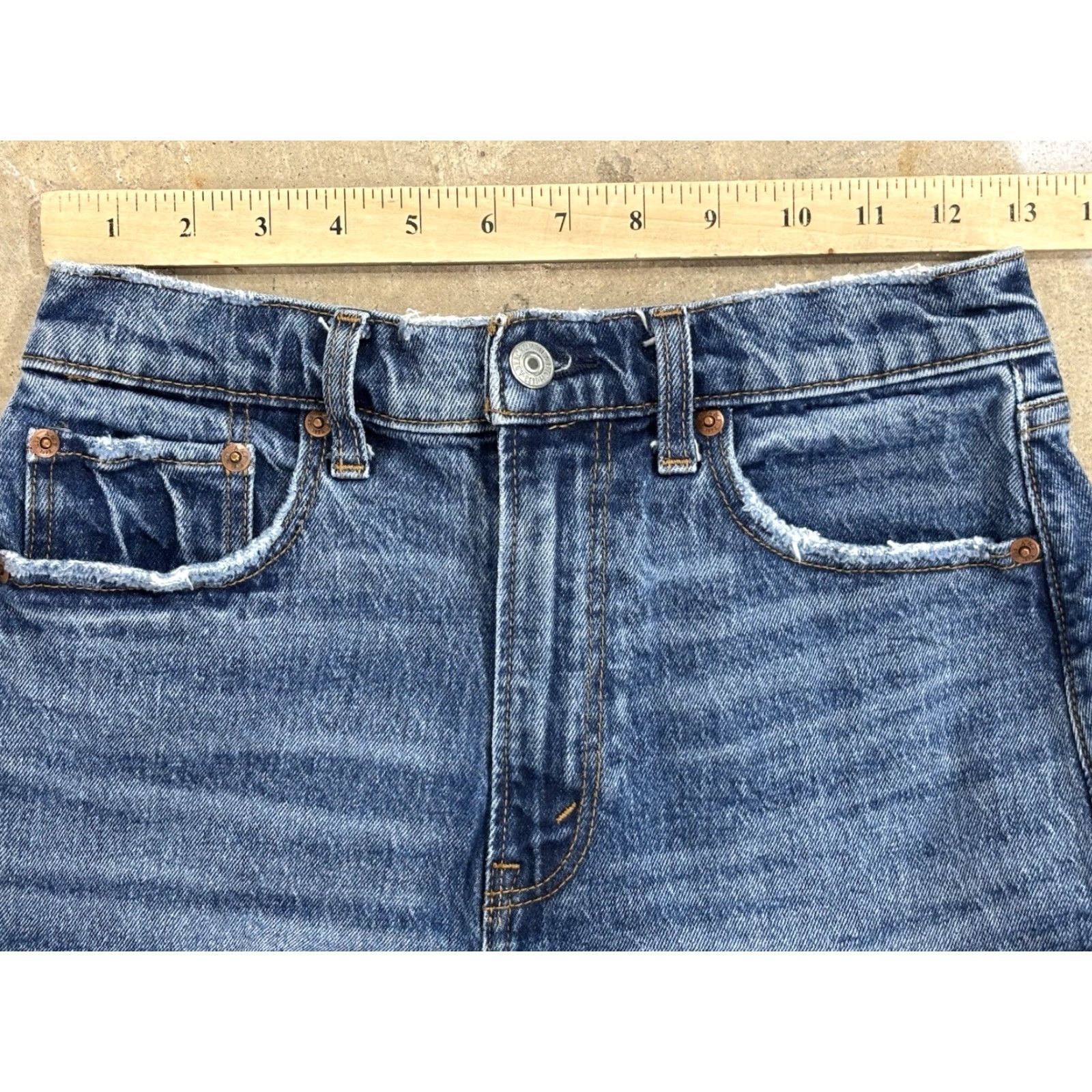 Abercrombie & Fitch Abercrombie & Fitch The Mom Short High Rise Distressed Denim Womens Size 25/0 Shorts Casual Beach Walking Cotton Denim Blue Regular Womens Size 42" / US 20 - 5 Thumbnail