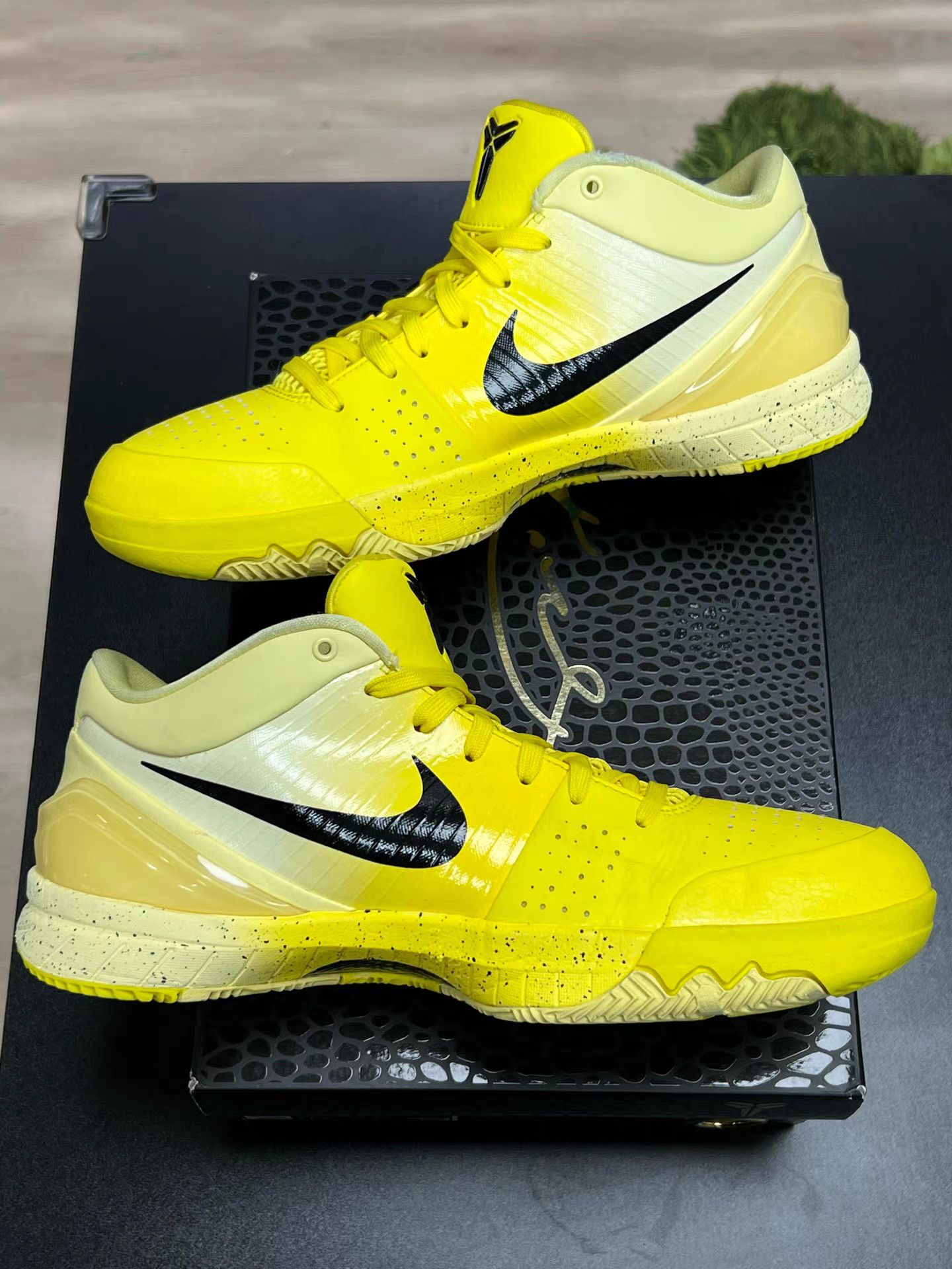 Nike NIKE ZK4 CHB Kobe Yellow Basketball Shoes K15 Size US 11 / EU 44 - 5 Thumbnail