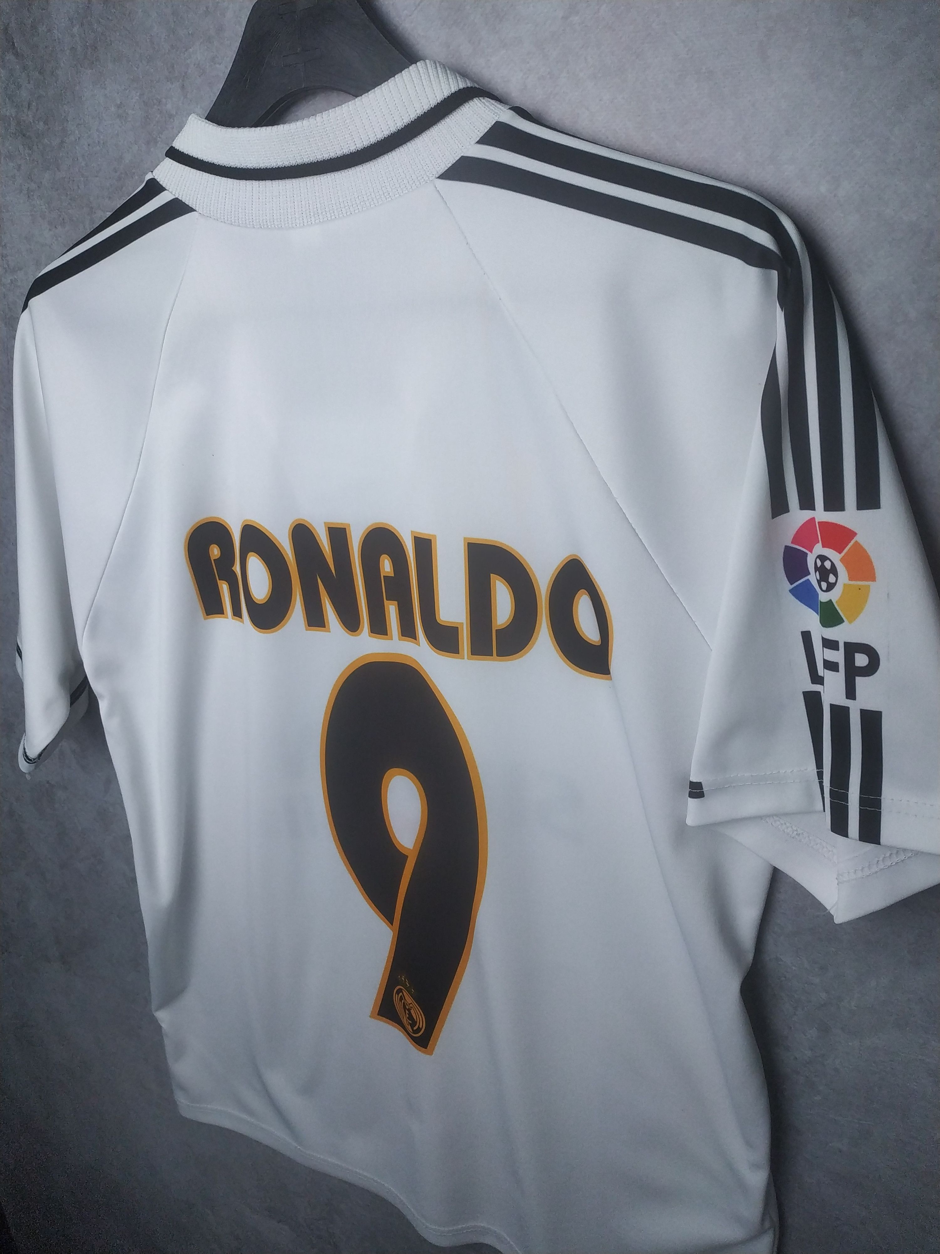 Vintage Ronaldo 9 Real Madrid vintage football soccer jersey Size US S / EU 44-46 / 1 - 4 Thumbnail