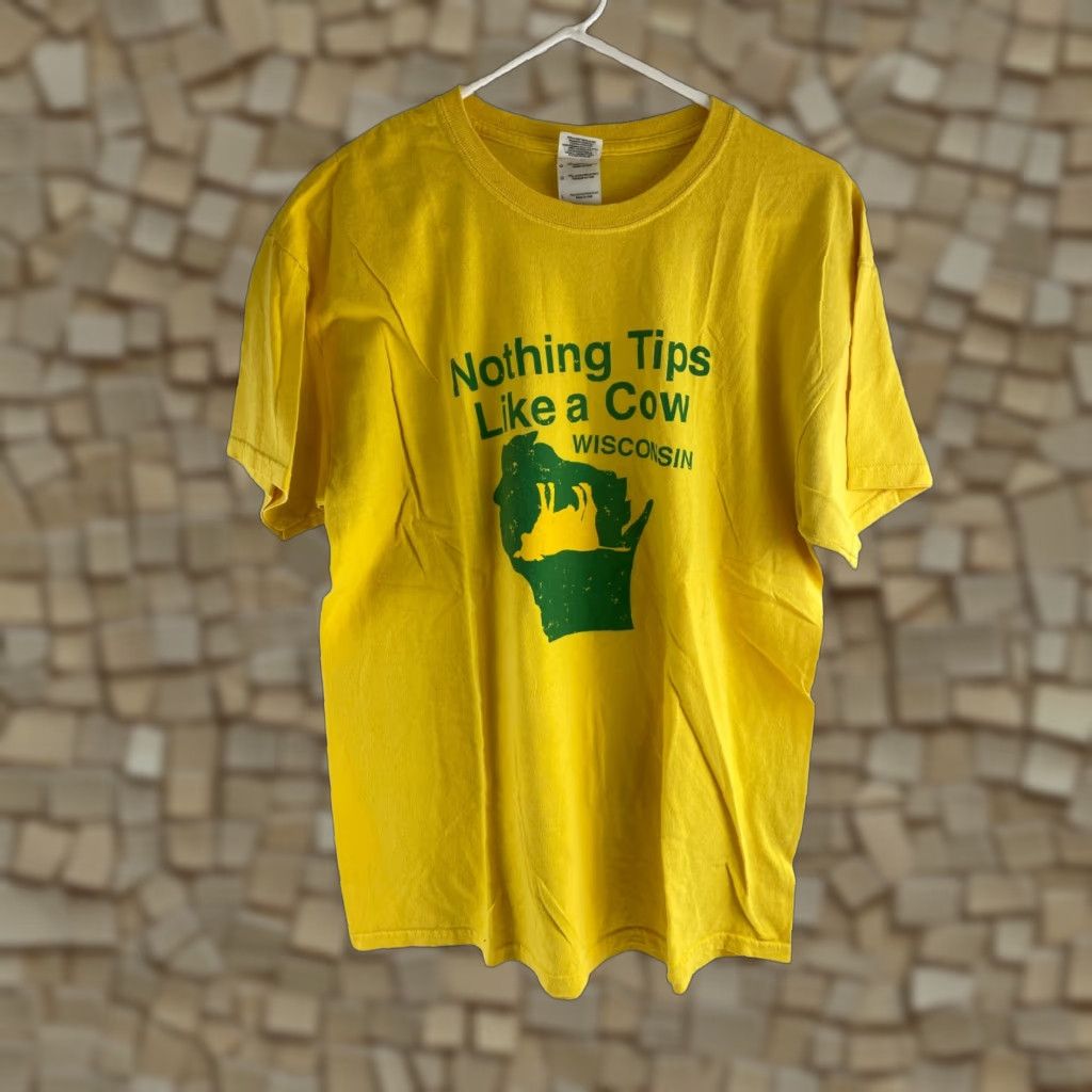 Gildan **Yellow Gildan Men's Large T-Shirt "Nothing Tips Like a Cow"** User: **Large Yellow Gildan Men's T-Shirt "Nothing Tips Like a Cow"** Size US L / EU 52-54 / 3 - 1 Thumbnail