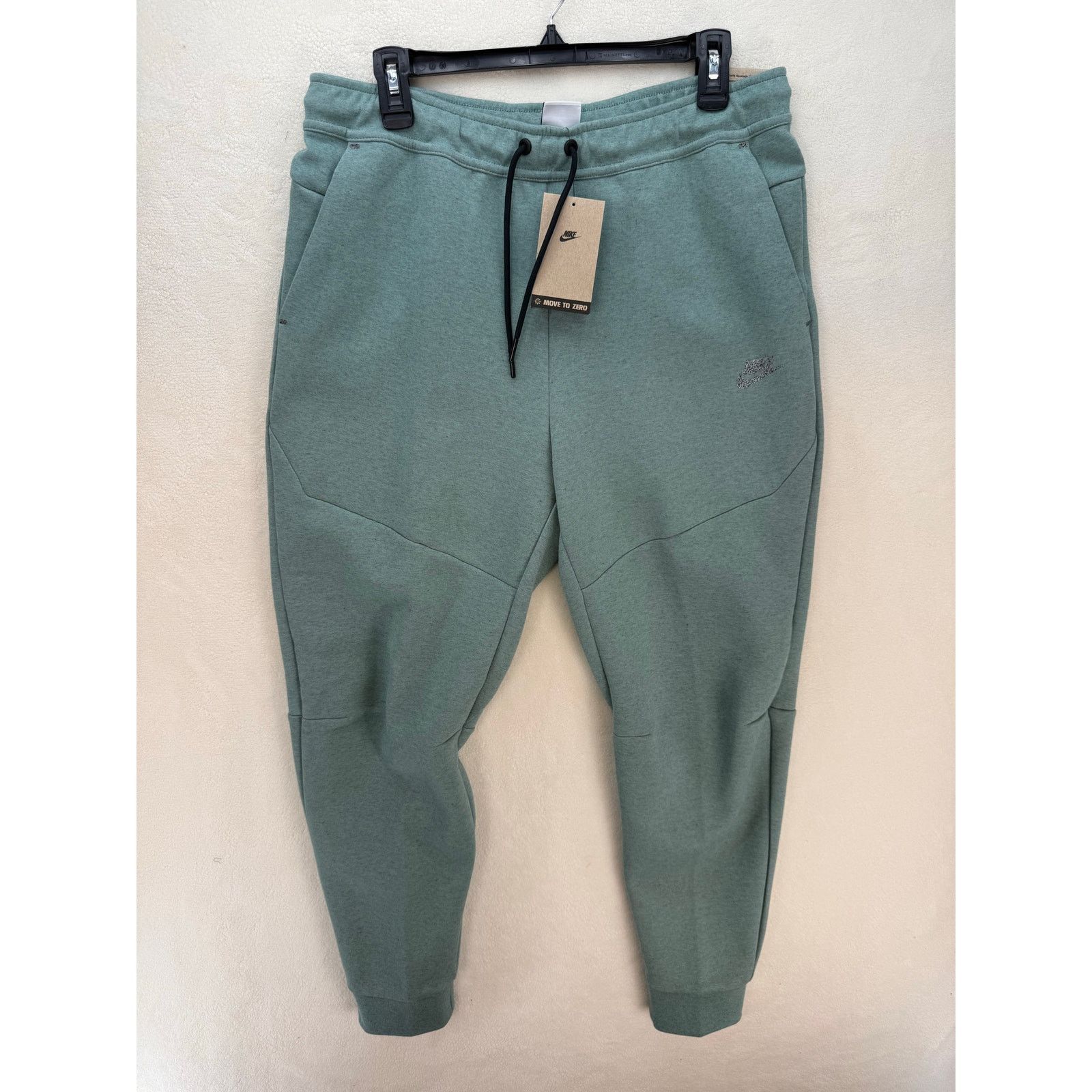 Nike NIKE SPORTSWEAR SZ L TECH FLEECE JOGGER DR9162-361 GREEN Size US 36 / EU 52 - 1 Thumbnail