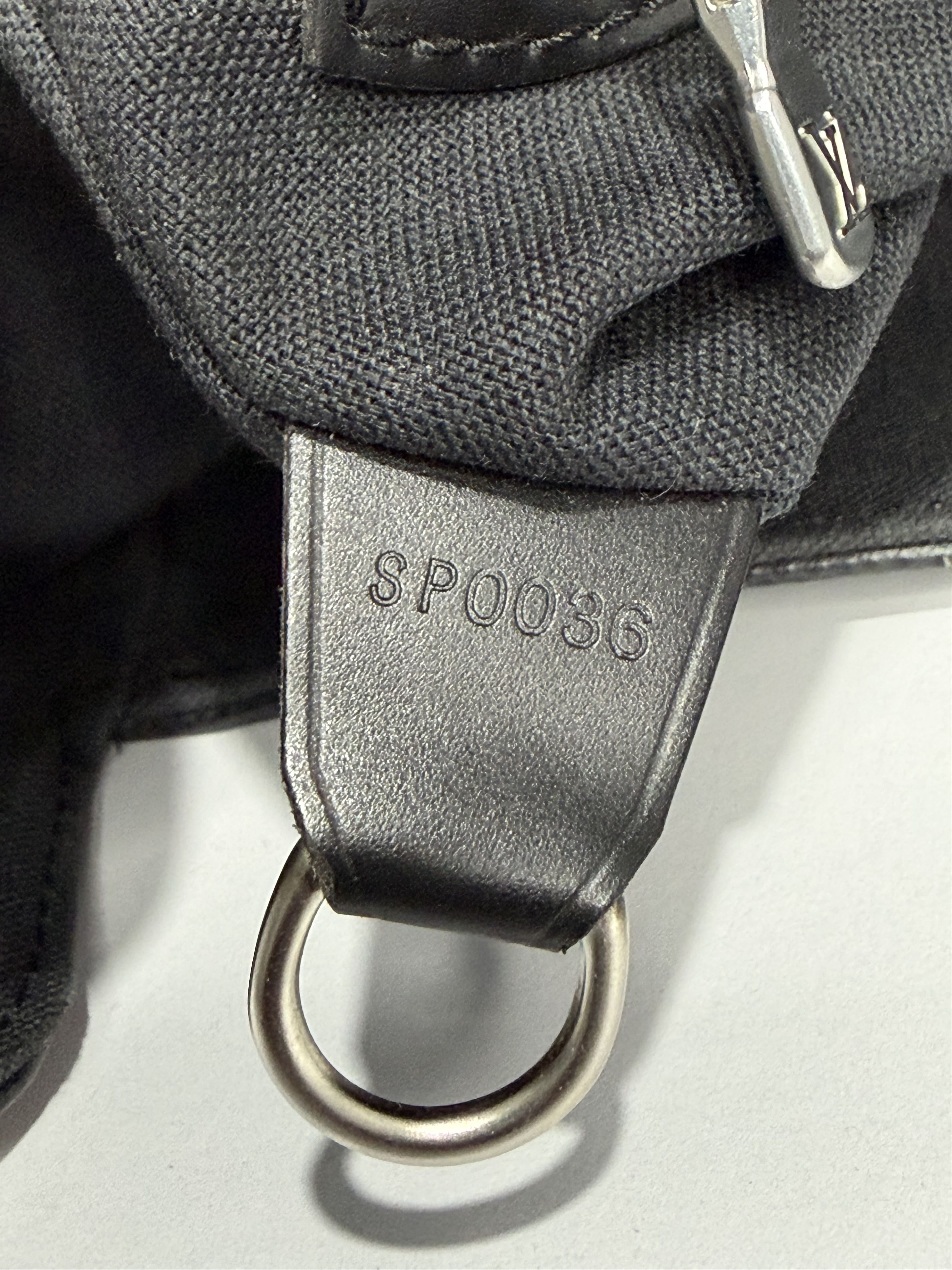 Louis Vuitton LOUIS VUITTON Black Taiga Leather Yaranga Porte Messenger Size ONE SIZE - 9 Thumbnail