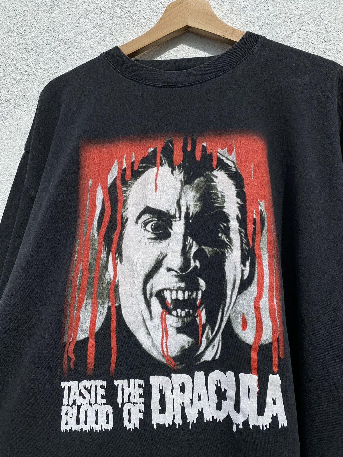 Band Tees Vintage Movie Taste the Blood of Dracula Size US XL / EU 56 / 4 - 1 Thumbnail