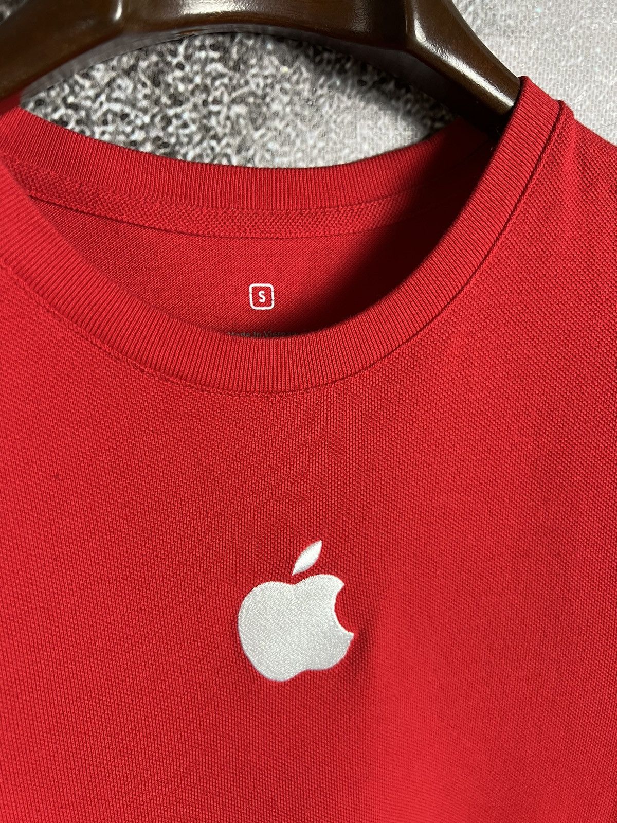 Apple 00s Apple employee embroidered logo red tee size small Size US S / EU 44-46 / 1 - 2 Thumbnail
