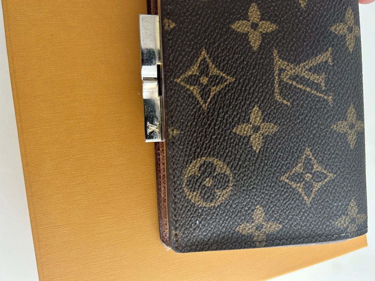 Louis Vuitton Monogram Leather Wallet Gold Clasp Size ONE SIZE - 4 Thumbnail