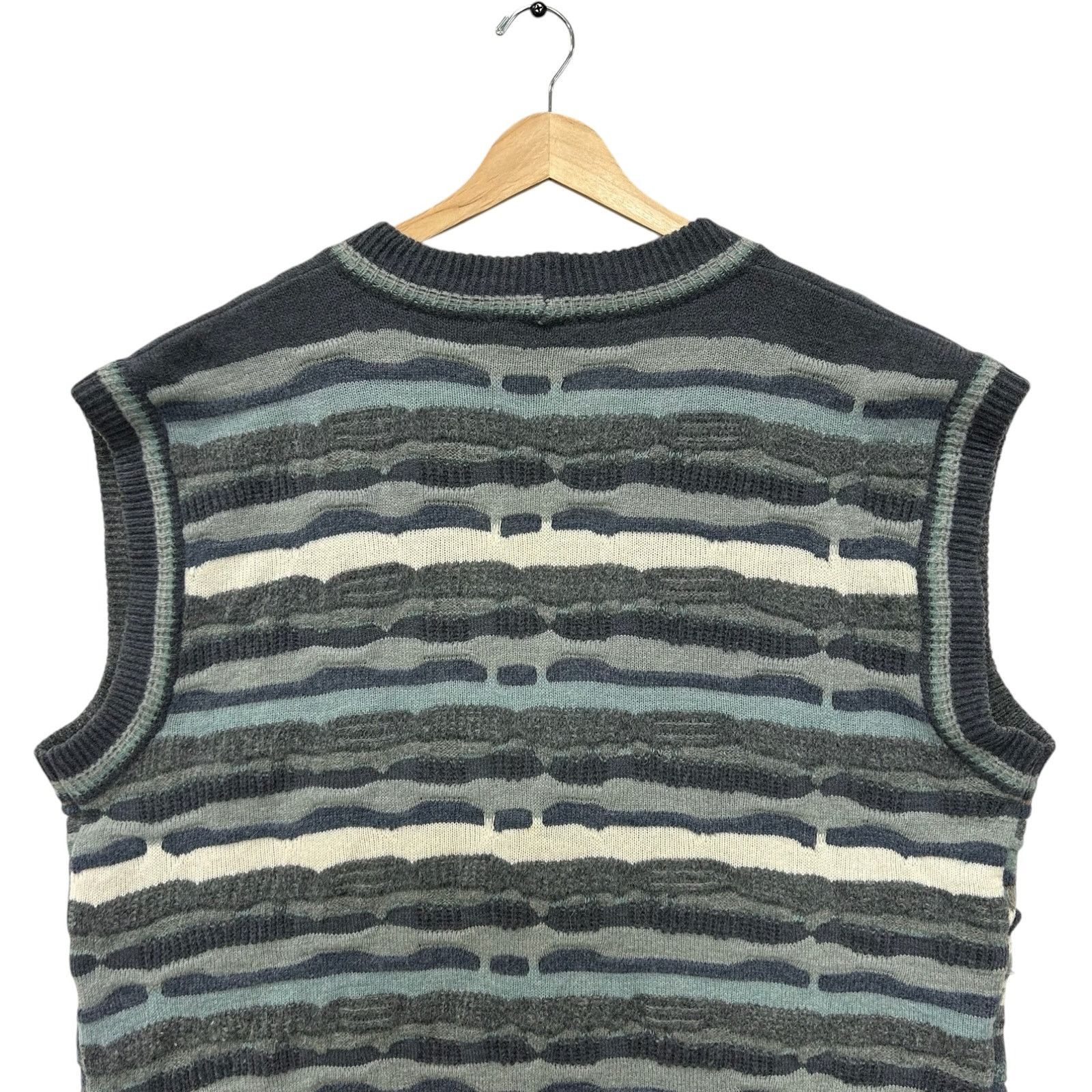 Vintage Vintage 3D Patterned Knit Button Down Sweater Vest XL Size US L / EU 52-54 / 3 - 6 Thumbnail