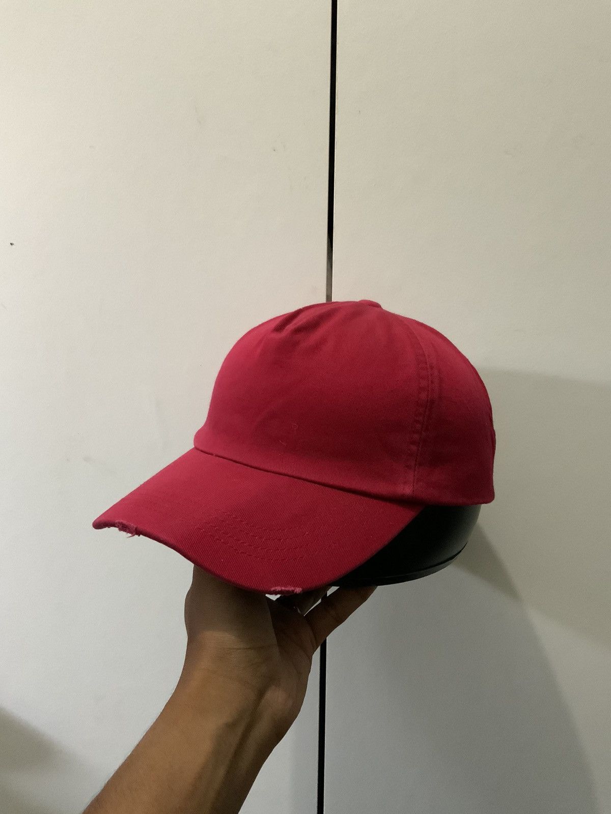 Uniqlo Uniqlo Distressed Plain Red Streetwear Hat Size ONE SIZE - 2 Thumbnail