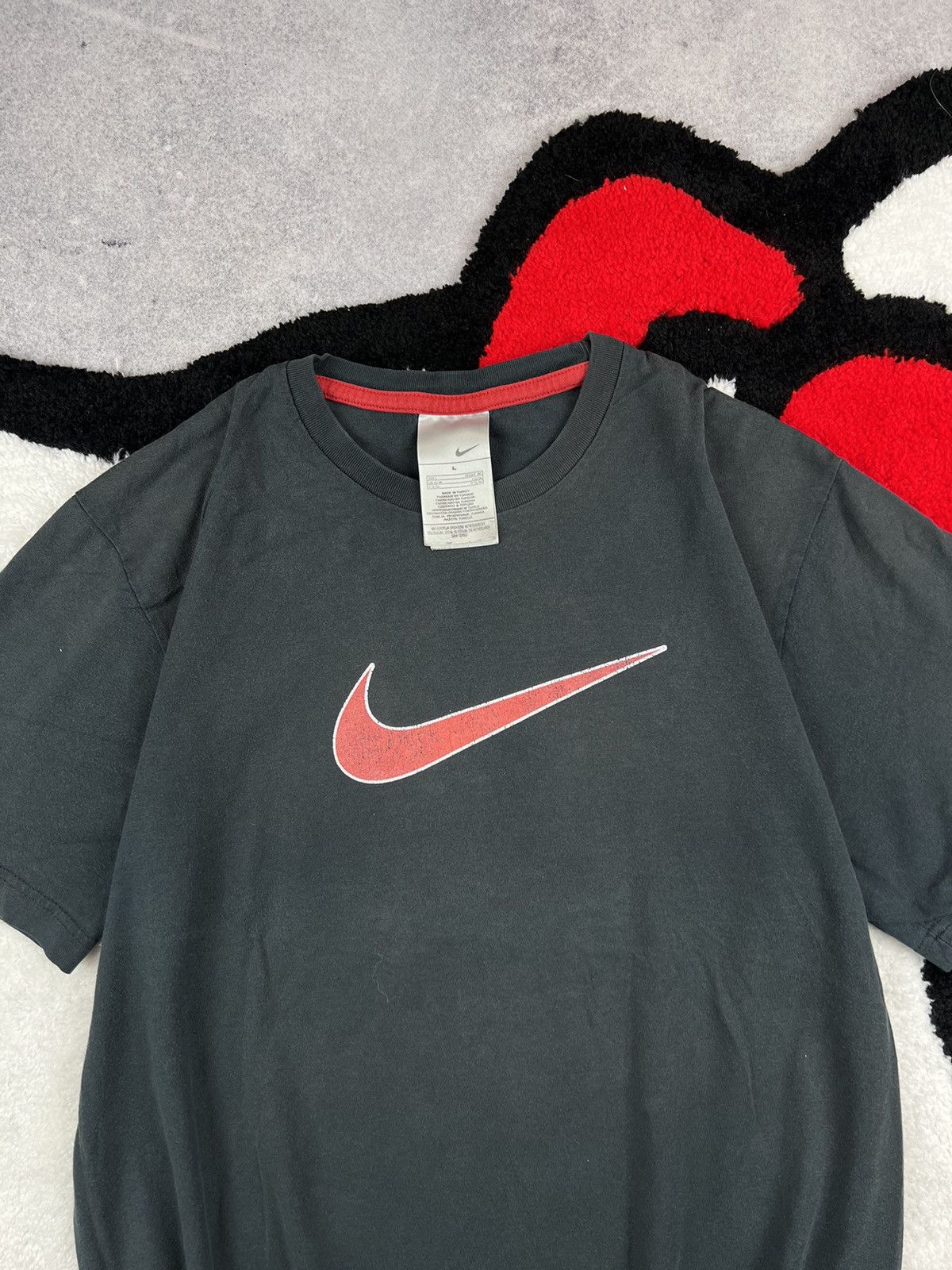 Vintage Vintage Nike Big Swoosh Faded Centr Logo Y2K Tee Shirt Size US L / EU 52-54 / 3 - 3 Thumbnail