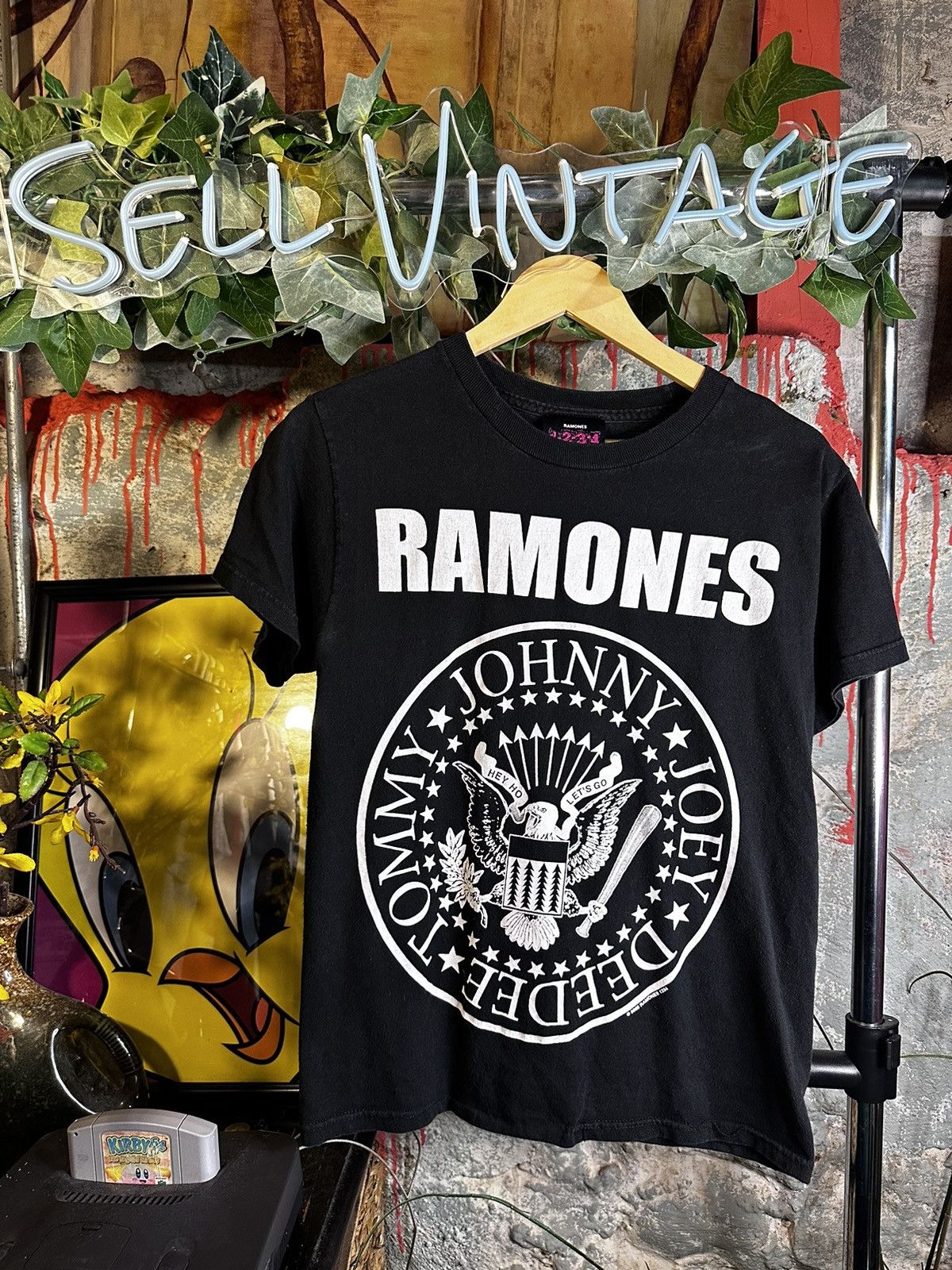Vintage Vintage RAMONES Licensed Band Tshirt Size US S / EU 44-46 / 1 - 2 Preview