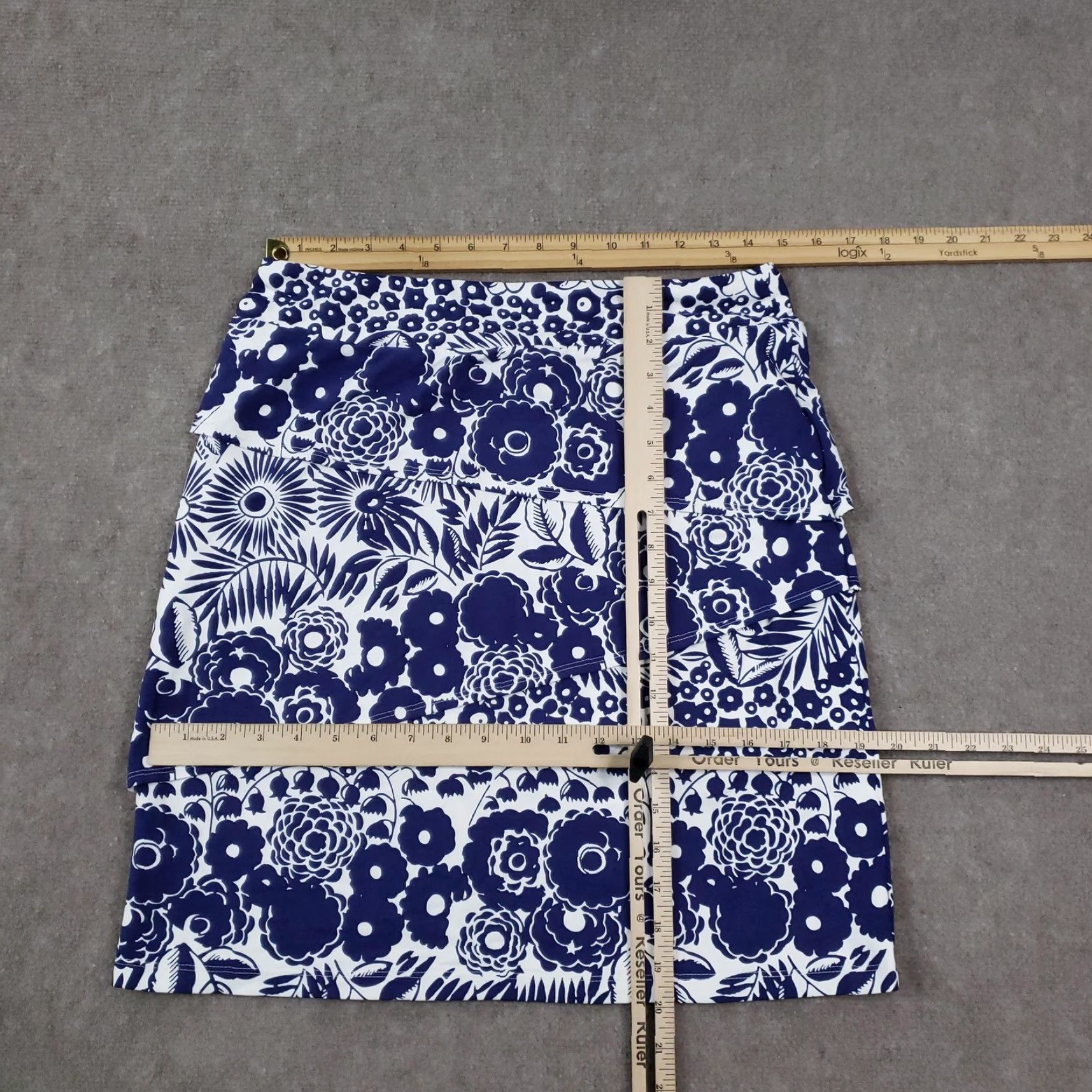 J.McLaughlin J. McLaughlin Skirt Womens Medium Navy White Floral Print Stretch Elastic Waist Size 32" / US 10 / IT 46 - 2 Thumbnail