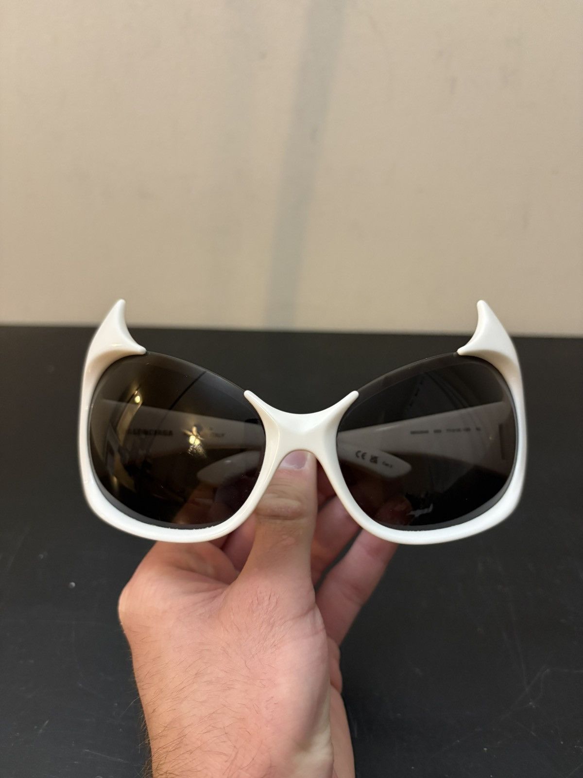 Balenciaga Balenciaga Gotham Cat Oversized Frame Sunglasses White Size ONE SIZE - 2 Thumbnail