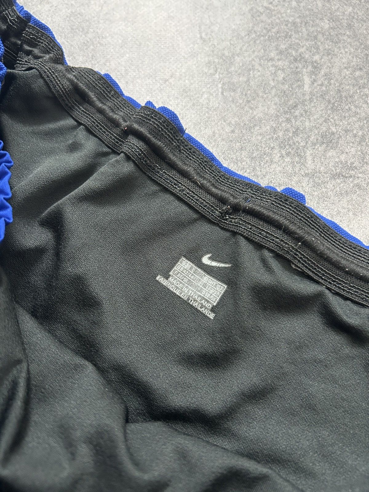 Vintage Vintage Nike Manchester United shorts mens nylon Size US 34 / EU 50 - 4 Thumbnail