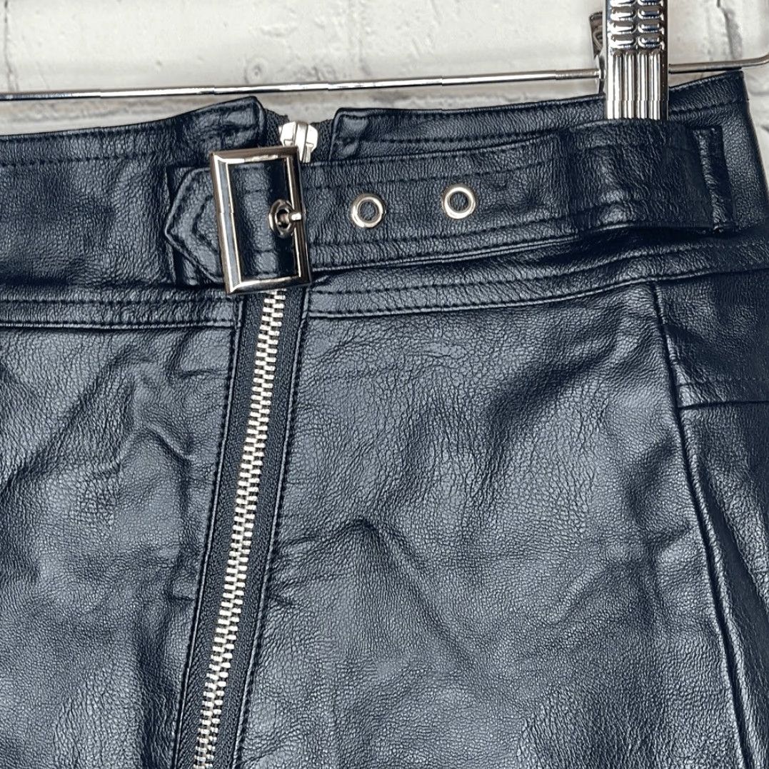 Vintage Amaryllis Skirt Women XS Black Faux Leather Mini Zip up Buckle Short Size 26" / US 2 / IT 38 - 2 Thumbnail