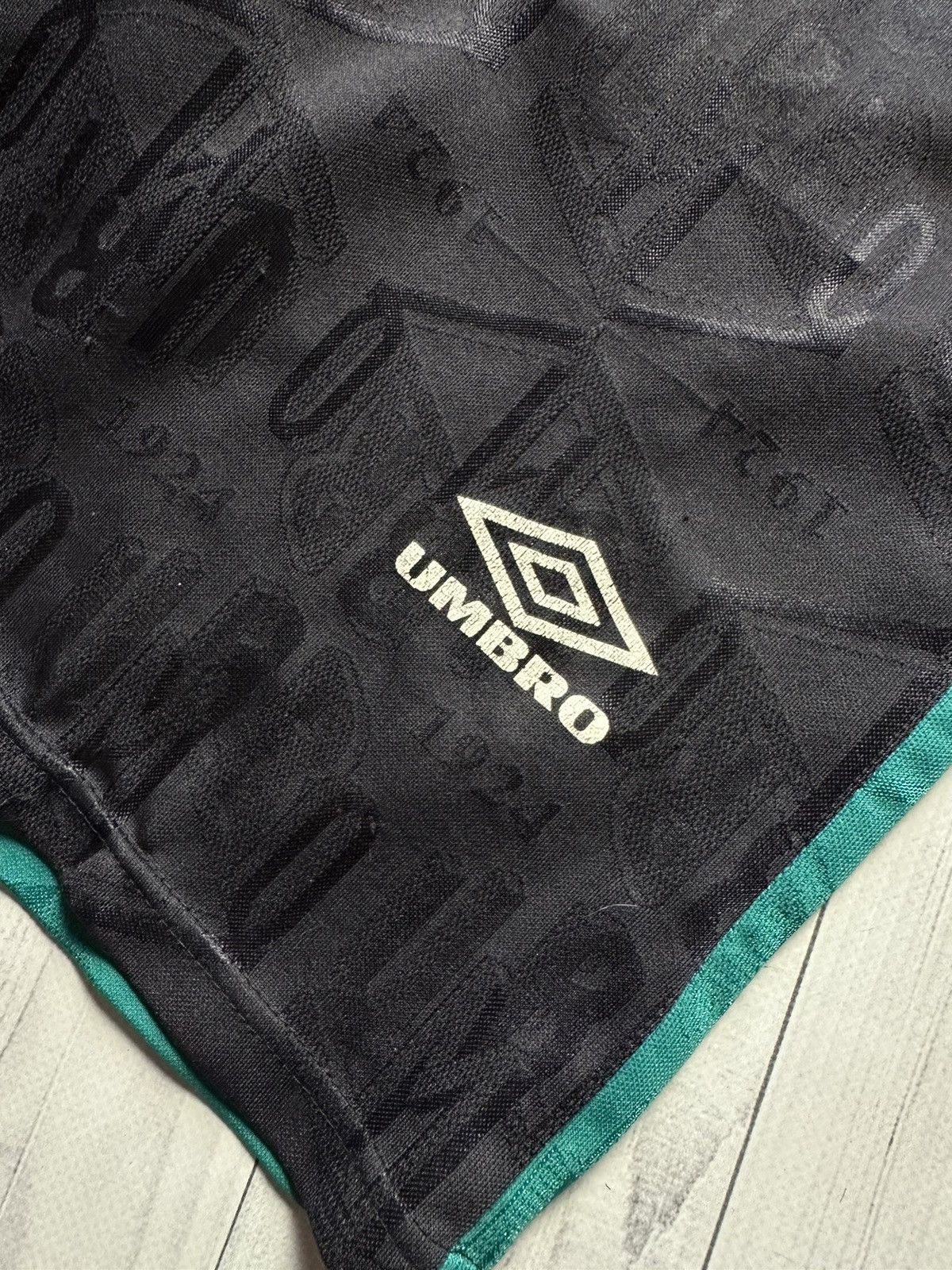 Vintage Vintage Umbro Celtic soccer jersey retro rare big logo M/L Size US L / EU 52-54 / 3 - 15 Thumbnail