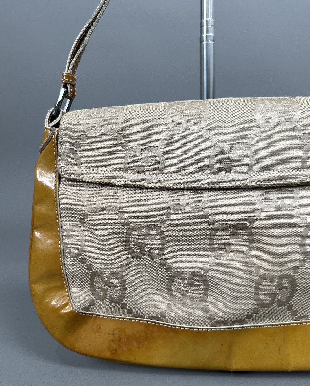 Gucci Gucci - Vintage GG Canvas Beige - Yellow Patent Leather Bag Size ONE SIZE - 11 Thumbnail