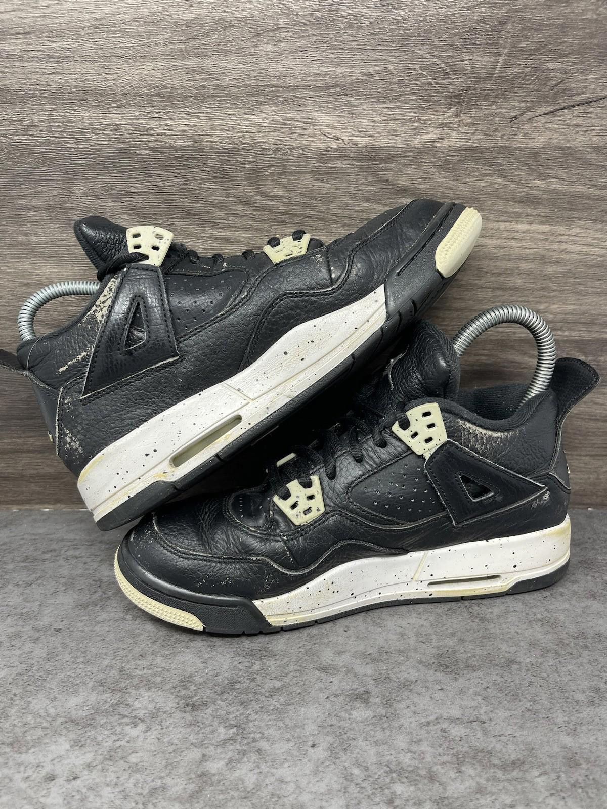 Jordan Brand Air Jordan 4 Oreo Kids Size 5.5 GS Black White Sneakers Size US 5.5 / EU 38 - 7 Thumbnail