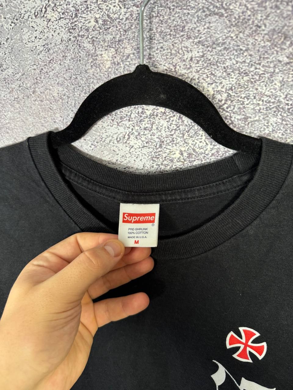 Independent Truck Co. × Supreme T-Shirt FW17 Supreme x Independent Old English Nera Taglia Size US M / EU 48-50 / 2 - 10 Thumbnail
