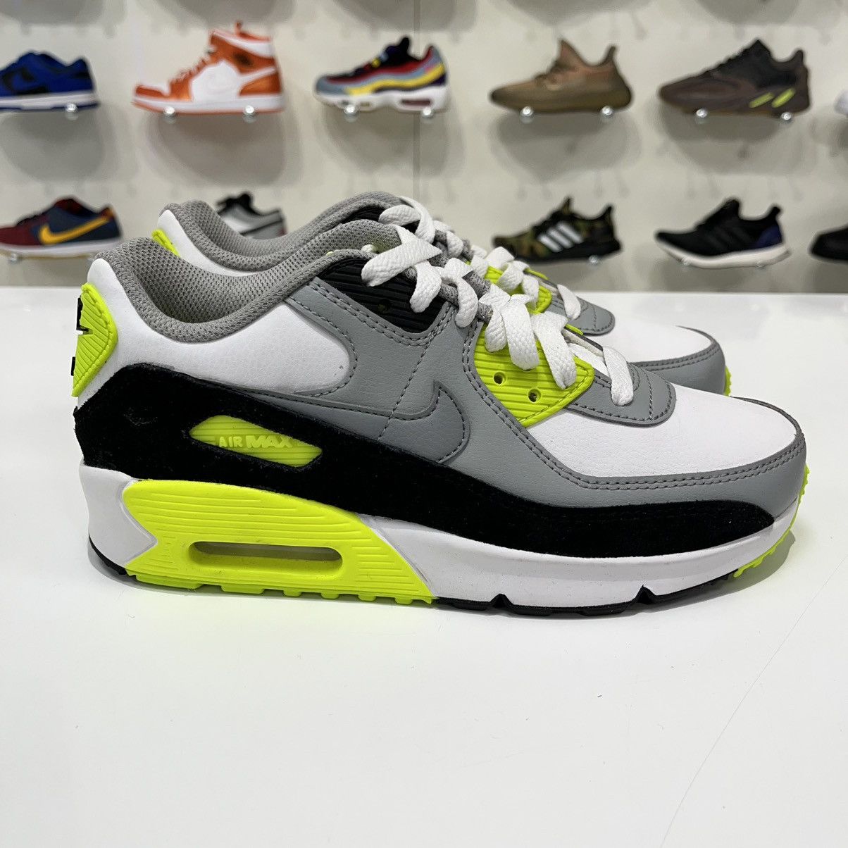 Nike Nike Air Max 90 OG Volt (GS) Size US 5 / EU 37 - 6 Thumbnail