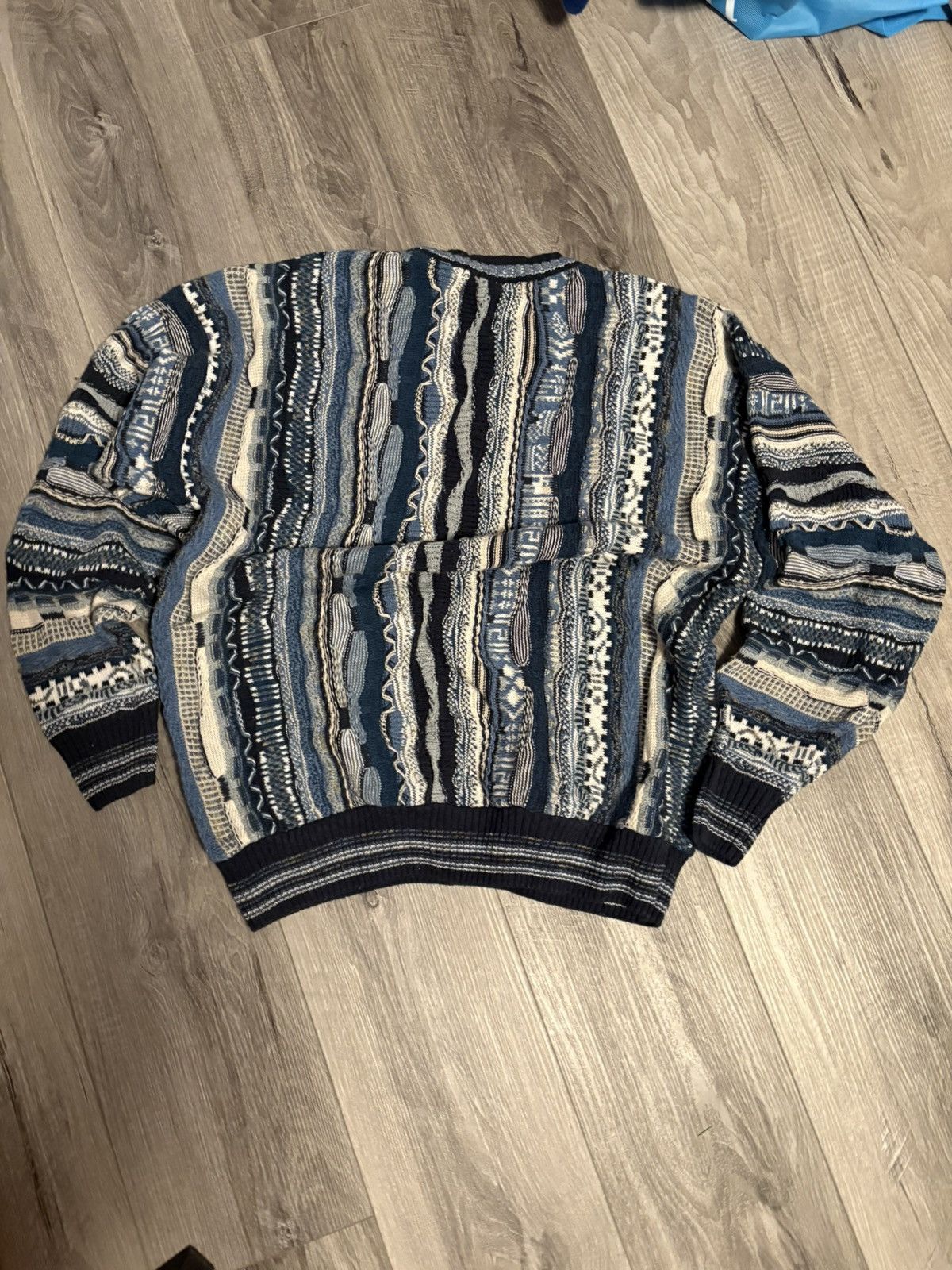 Alfani 90’s 3D Knit Alfani Blue and White sweater Size US M / EU 48-50 / 2 - 3 Thumbnail