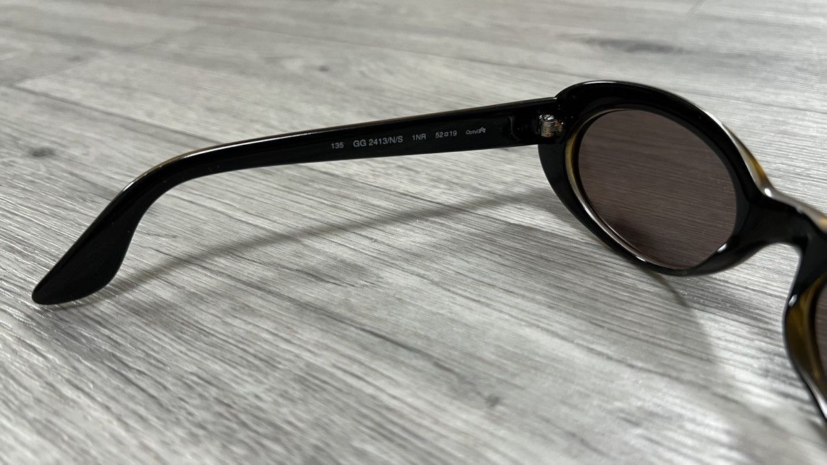 Vintage Gucci Vintage gold sunglasses with black inner temples Size ONE SIZE - 13 Thumbnail