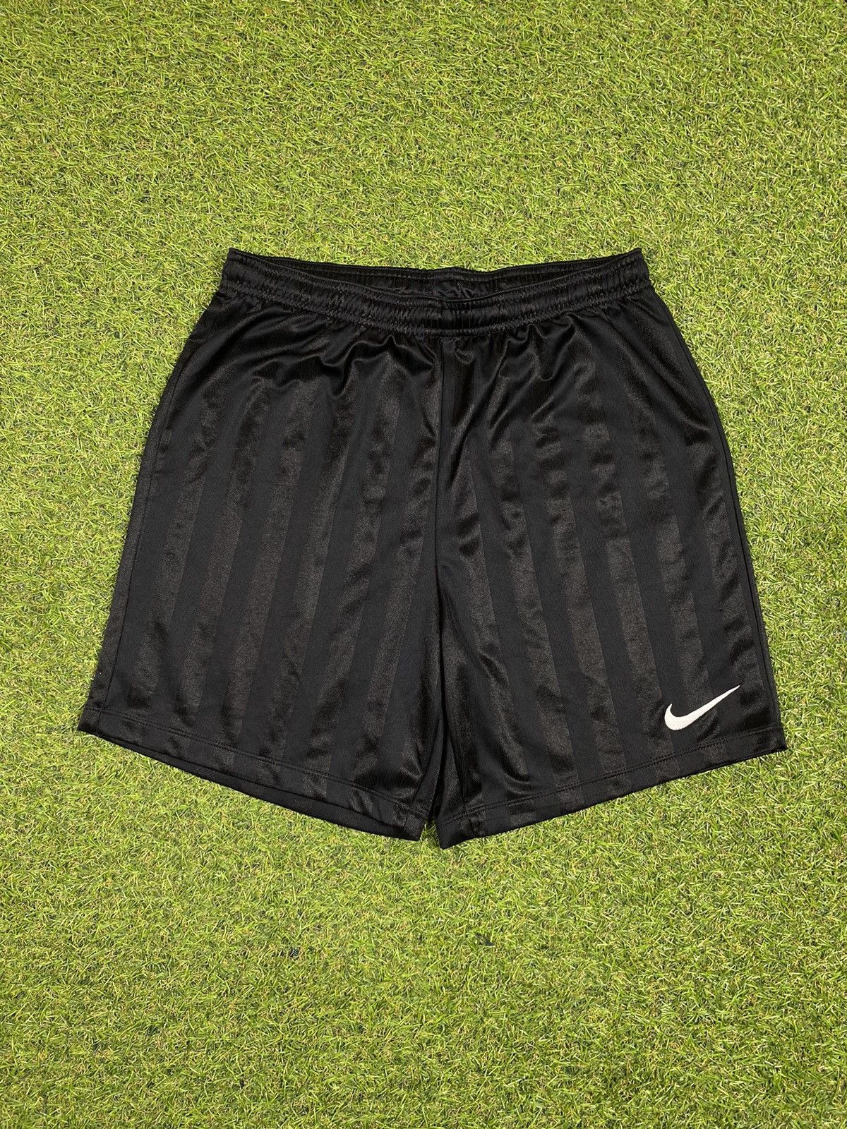 Nike Vintage Y2K Nike shorts streetwear small logo swoosh size S Size US 30 / EU 46 - 1 Thumbnail