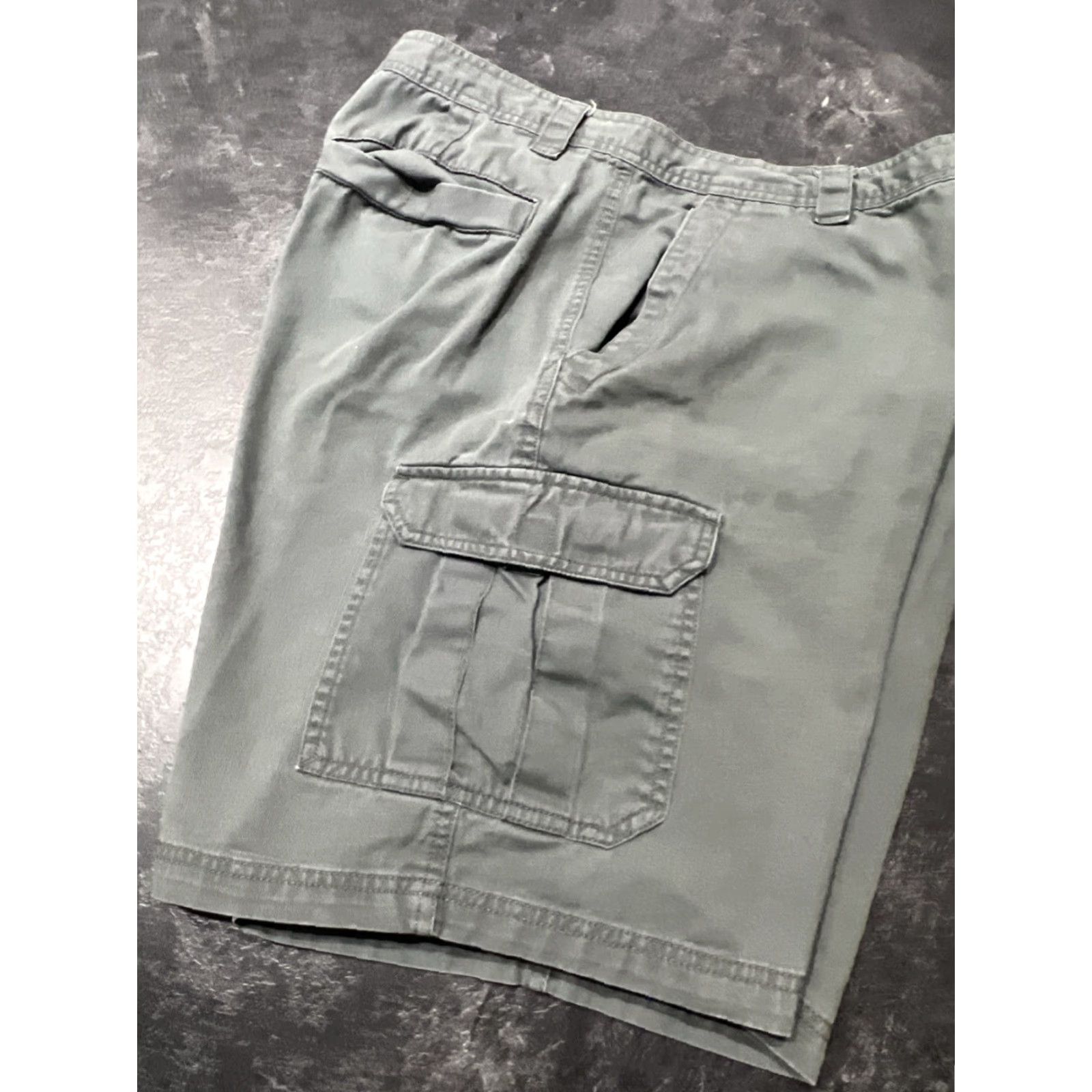 Vintage **Columbia Mens Green Gray Cargo Hiking Shorts Size 36** User: **Columbia Mens Green Gray Omni Shield Hiking Cargo Shorts Size 36** Size US 36 / EU 52 - 7 Thumbnail