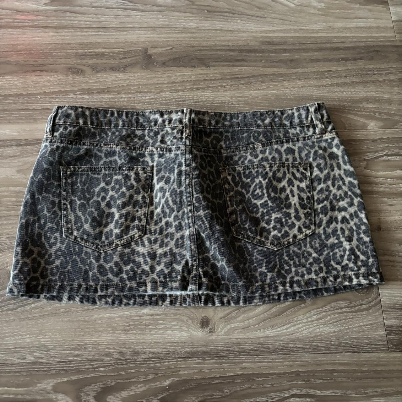 Vintage Crazy Vintage Y2K/2000s Leopard Print Mini Skirt! Size 36 Size 36" / US 14 / IT 50 - 4 Thumbnail