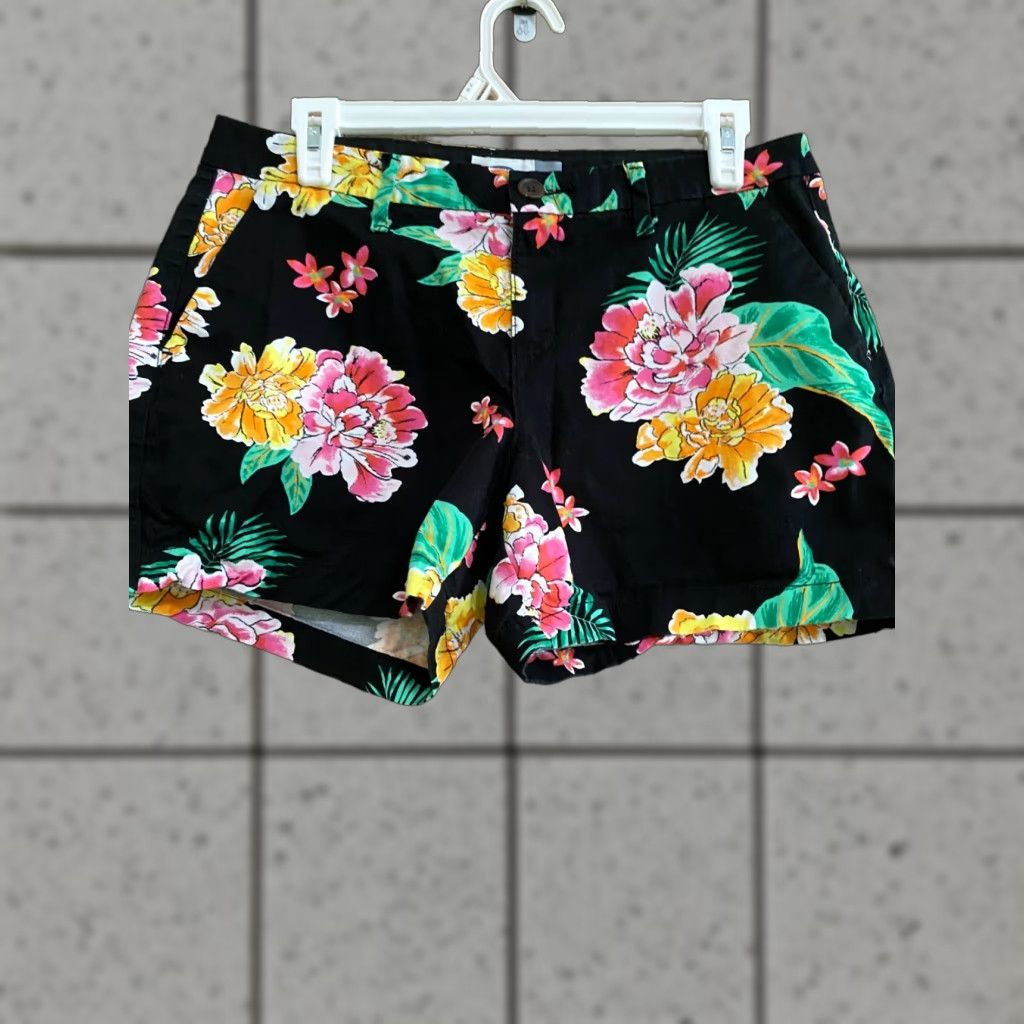Old Navy Old Navy Women’s Shorts Size 6 Black Floral Size 28" / US 6 / IT 42 - 1 Thumbnail