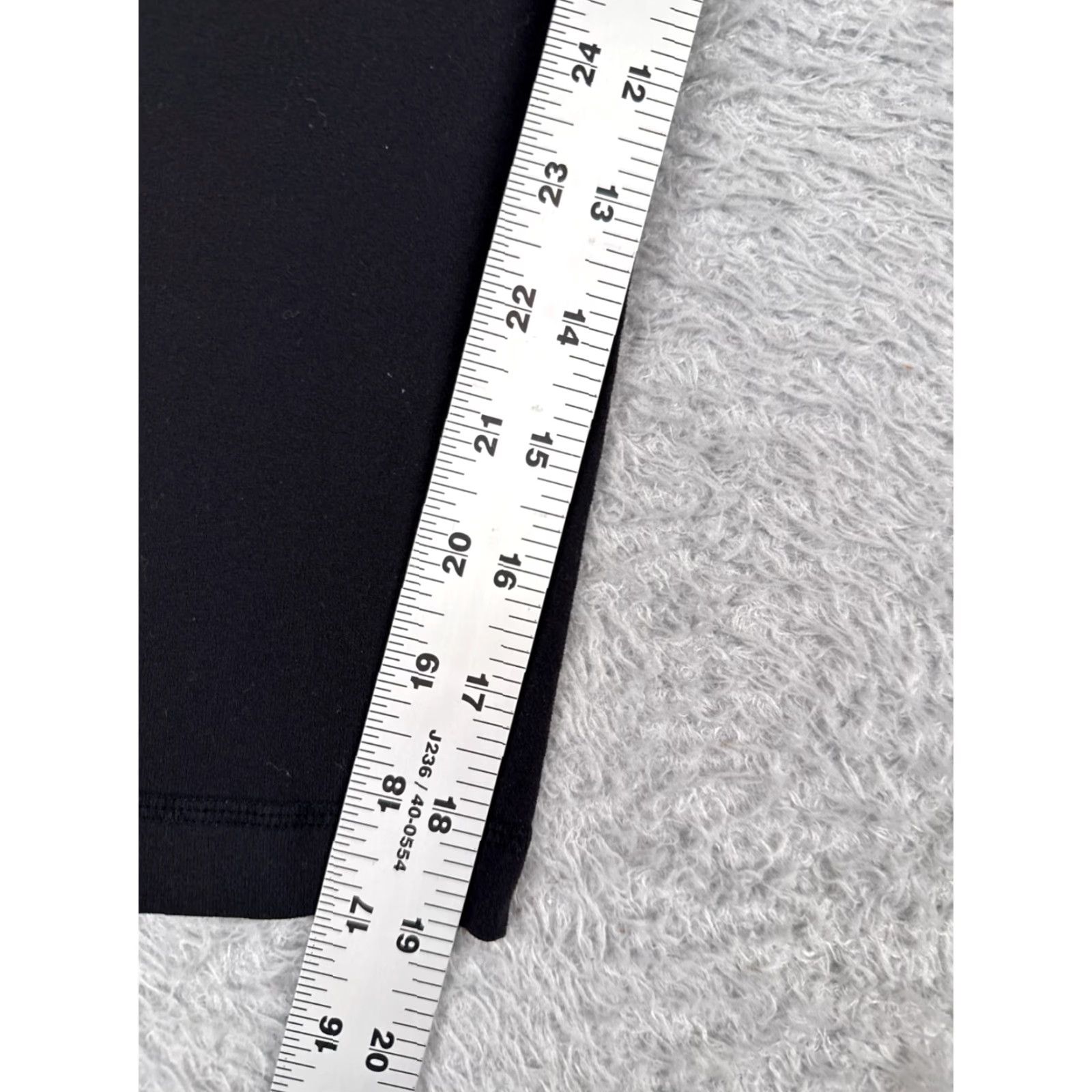 Lululemon Lululemon Pants Womens 6 Black Wunder Under Crop Yoga Luon Fabric Cropped Pockets Straight Leg 21 in Inseam Regular Size Type Activewear Womens Size 28" / US 6 / IT 42 - 6 Thumbnail