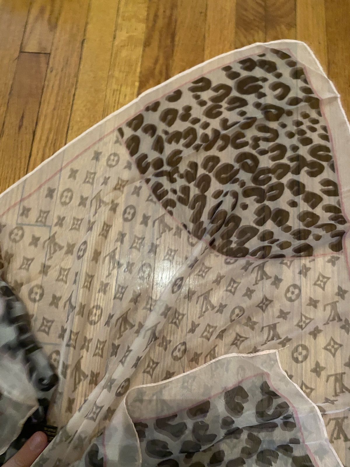 Louis Vuitton Pink 100% Silk Louis Vuitton Monogram Scarf Size ONE SIZE - 13 Thumbnail
