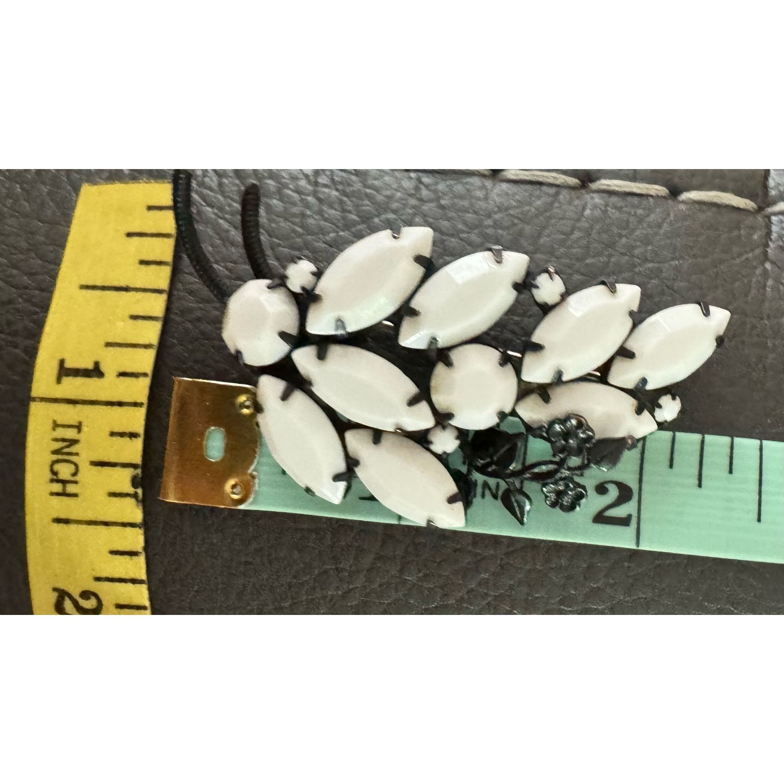Other Vintage Milkglass Floral Brooch Size ONE SIZE - 4 Thumbnail